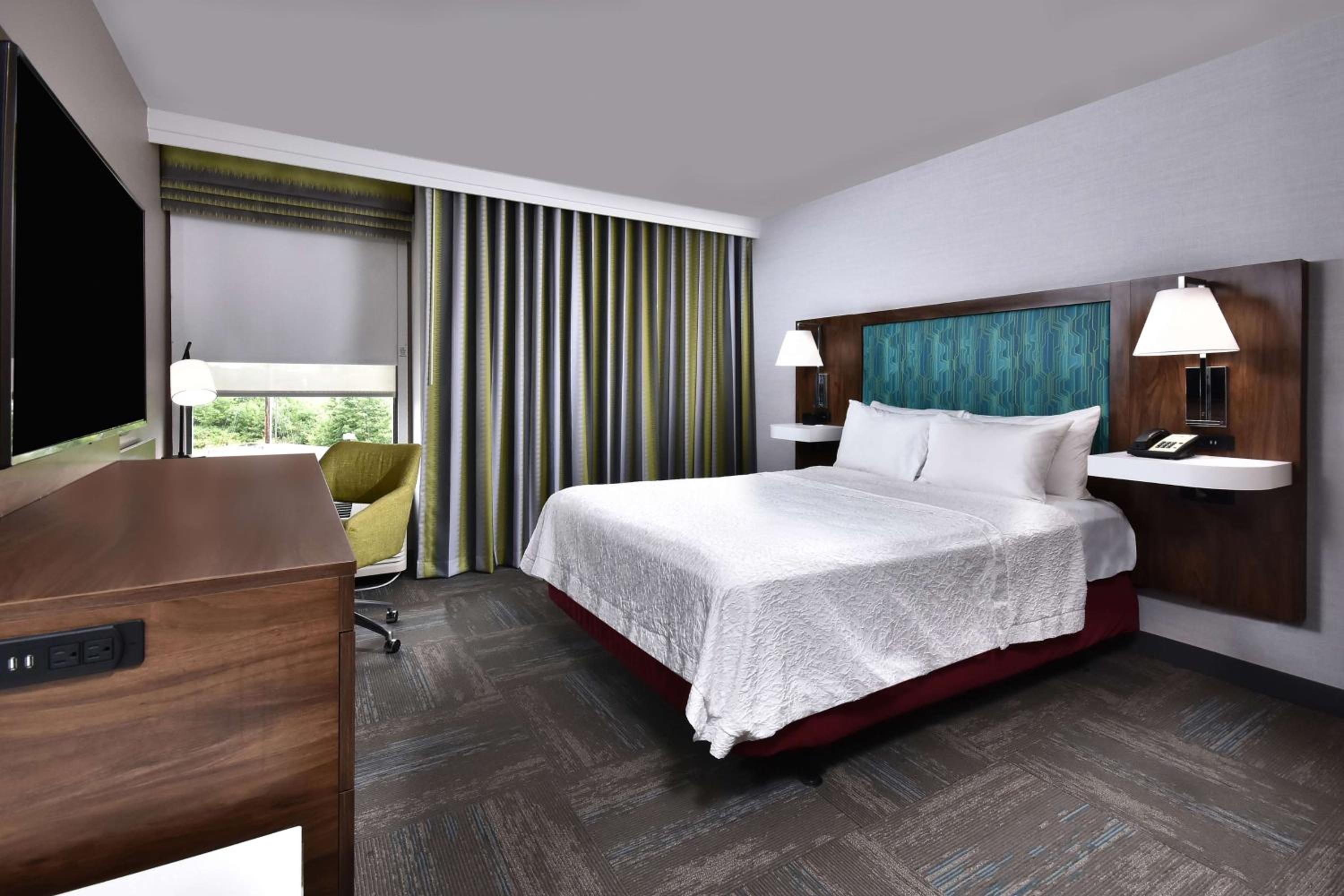 Queen Room with Mobility Access/Non-Smoking photo 2