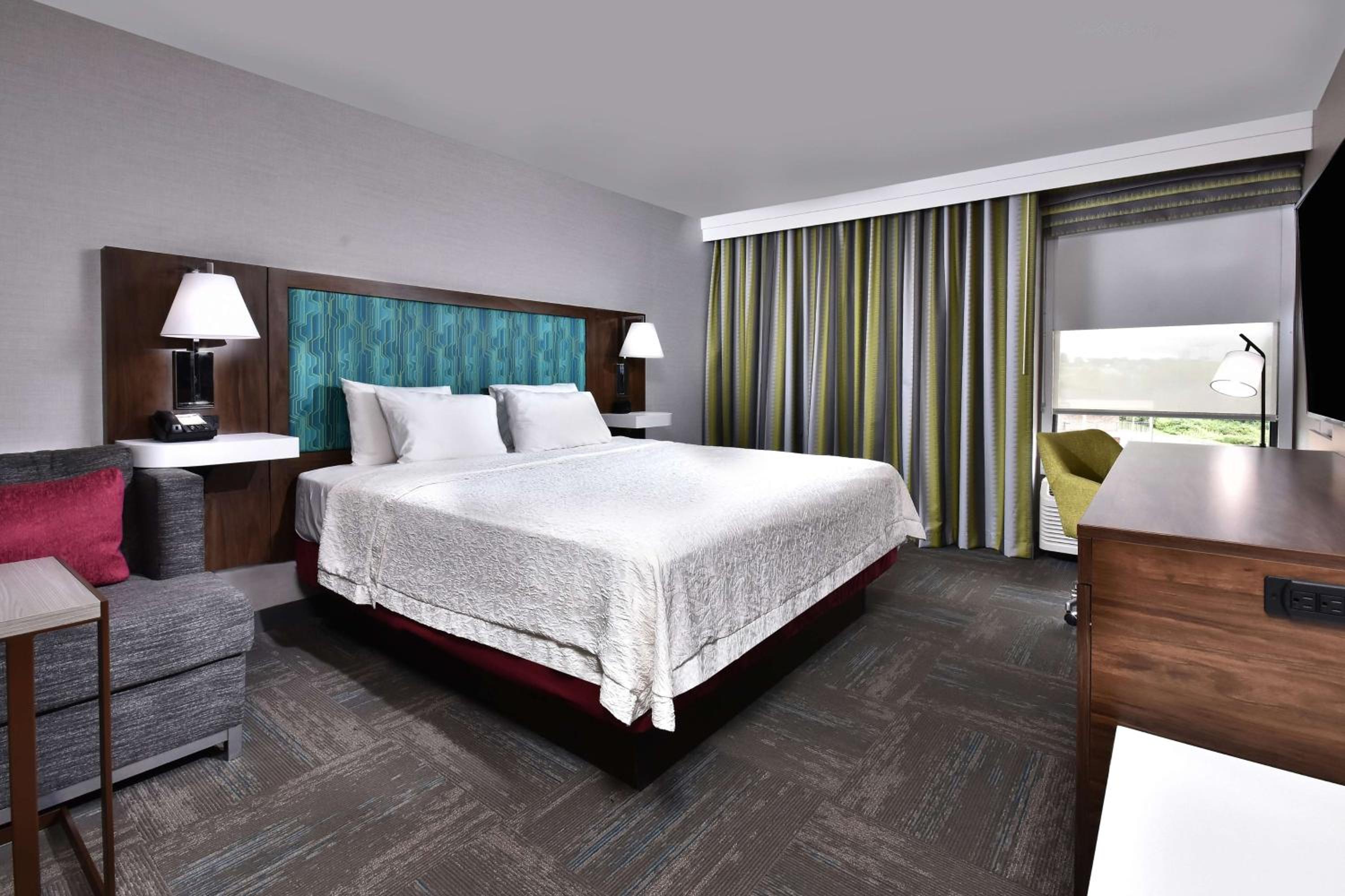 King Room with King Bed - Non-Smoking photo 3
