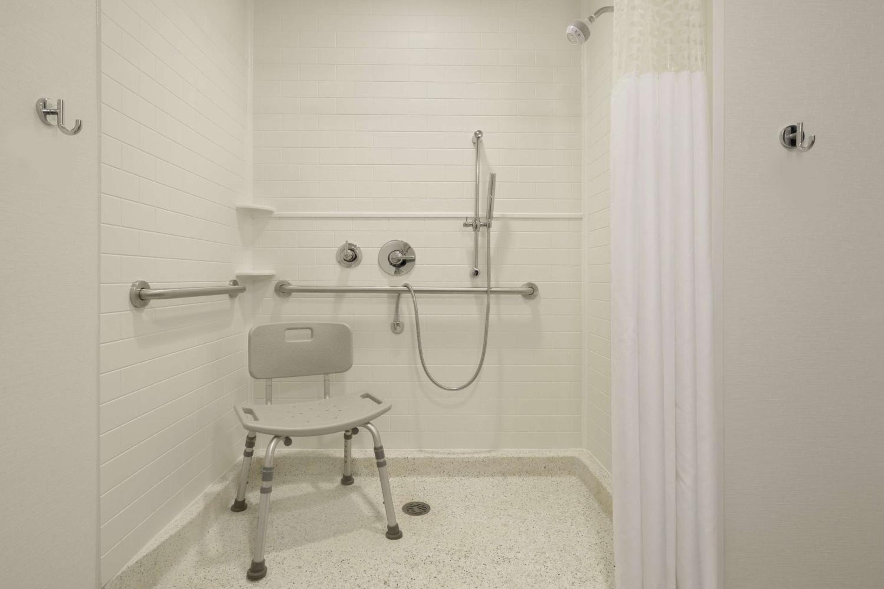 Queen Room with Mobility/Hearing Accessible Tub - Non-Smoking - Photo 2