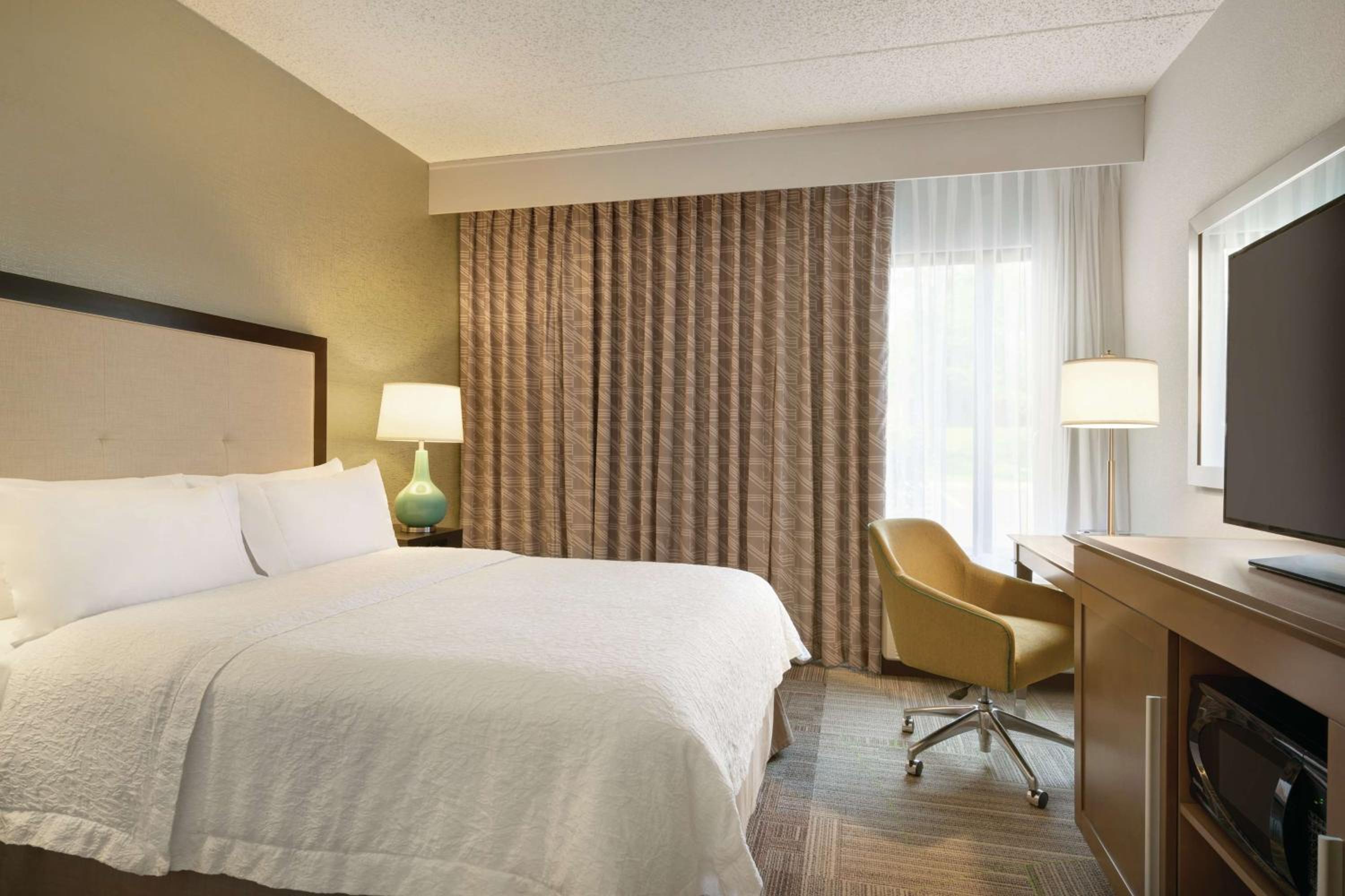 Queen Room with Mobility/Hearing Accessible Tub - Non-Smoking - Photo 1