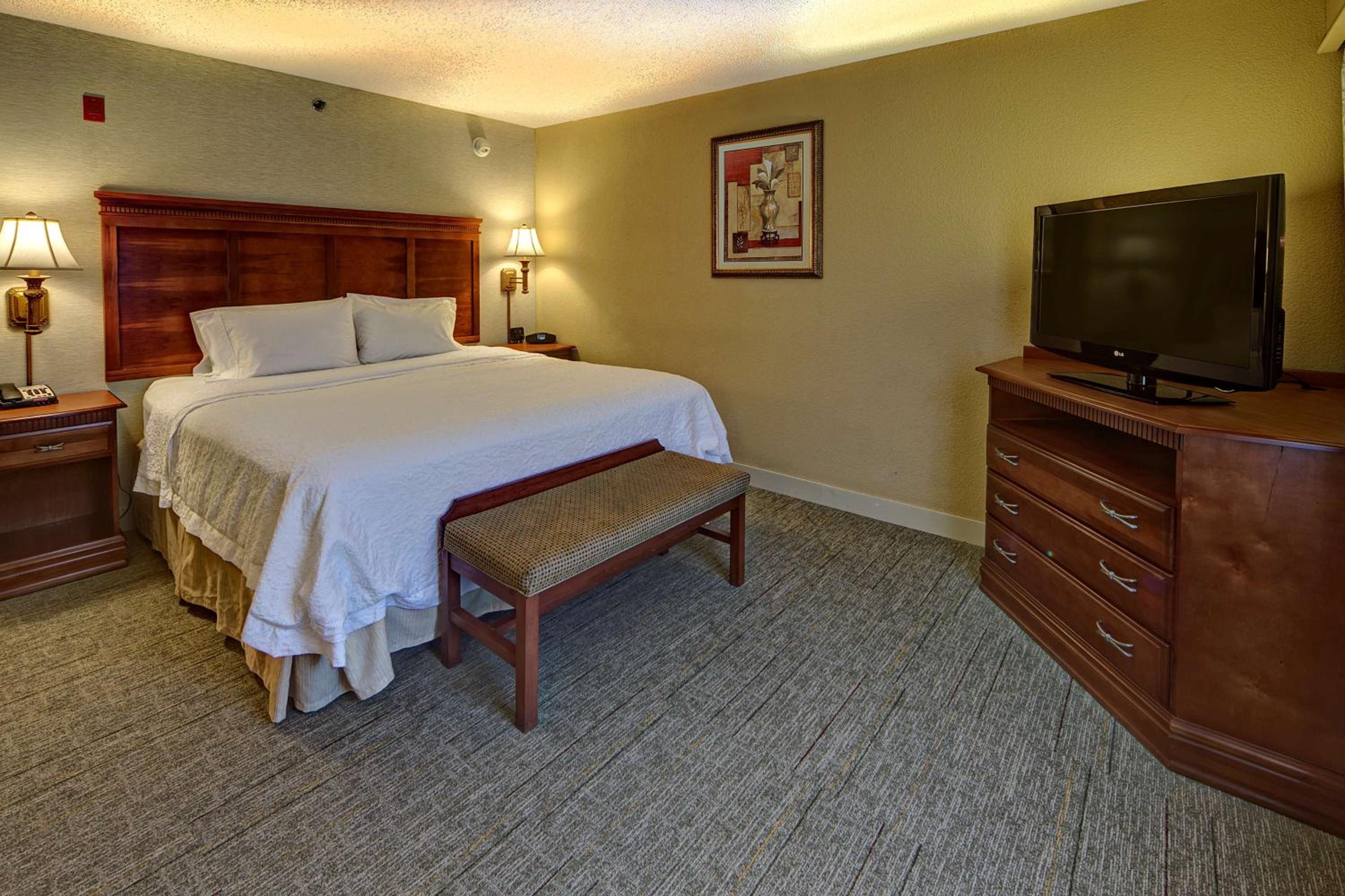 King Room with King Bed - Non-Smoking photo 1