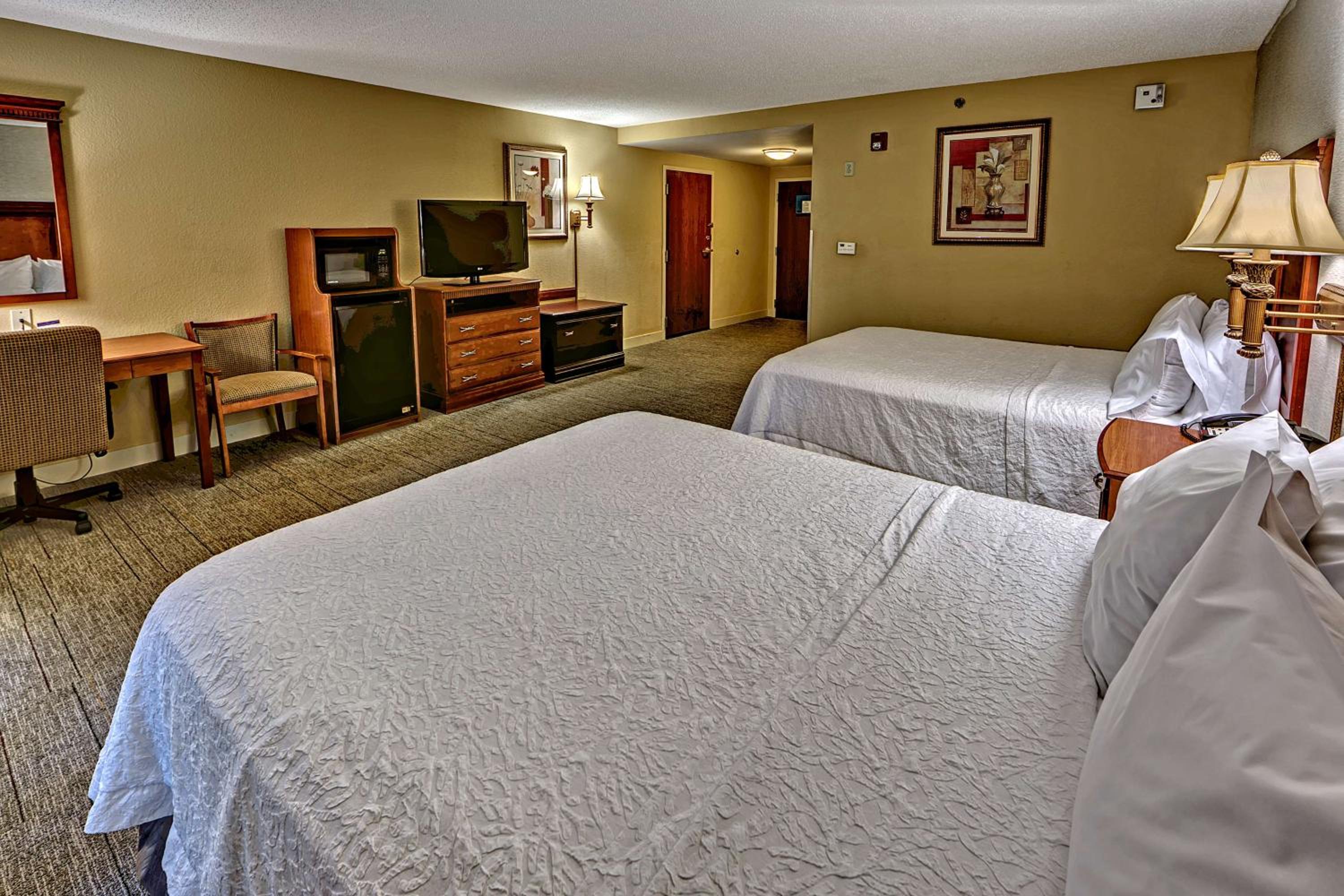 Queen Room with Two Queen Beds - Hearing Access/Non-Smoking photo 2