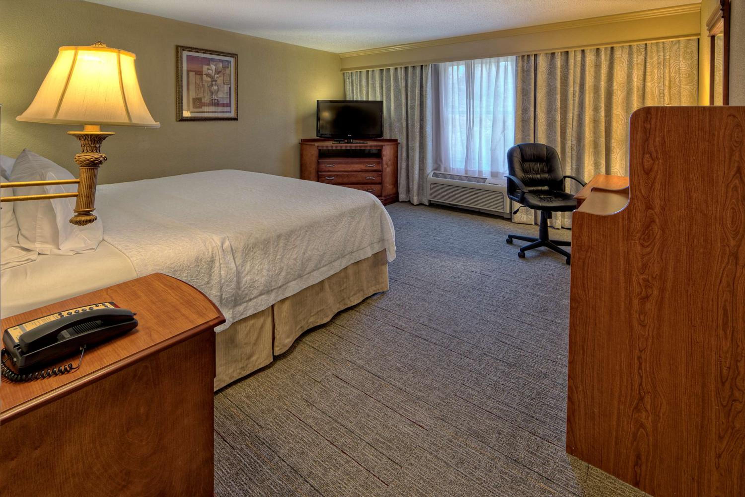 King Room with King Bed - Non-Smoking photo 2