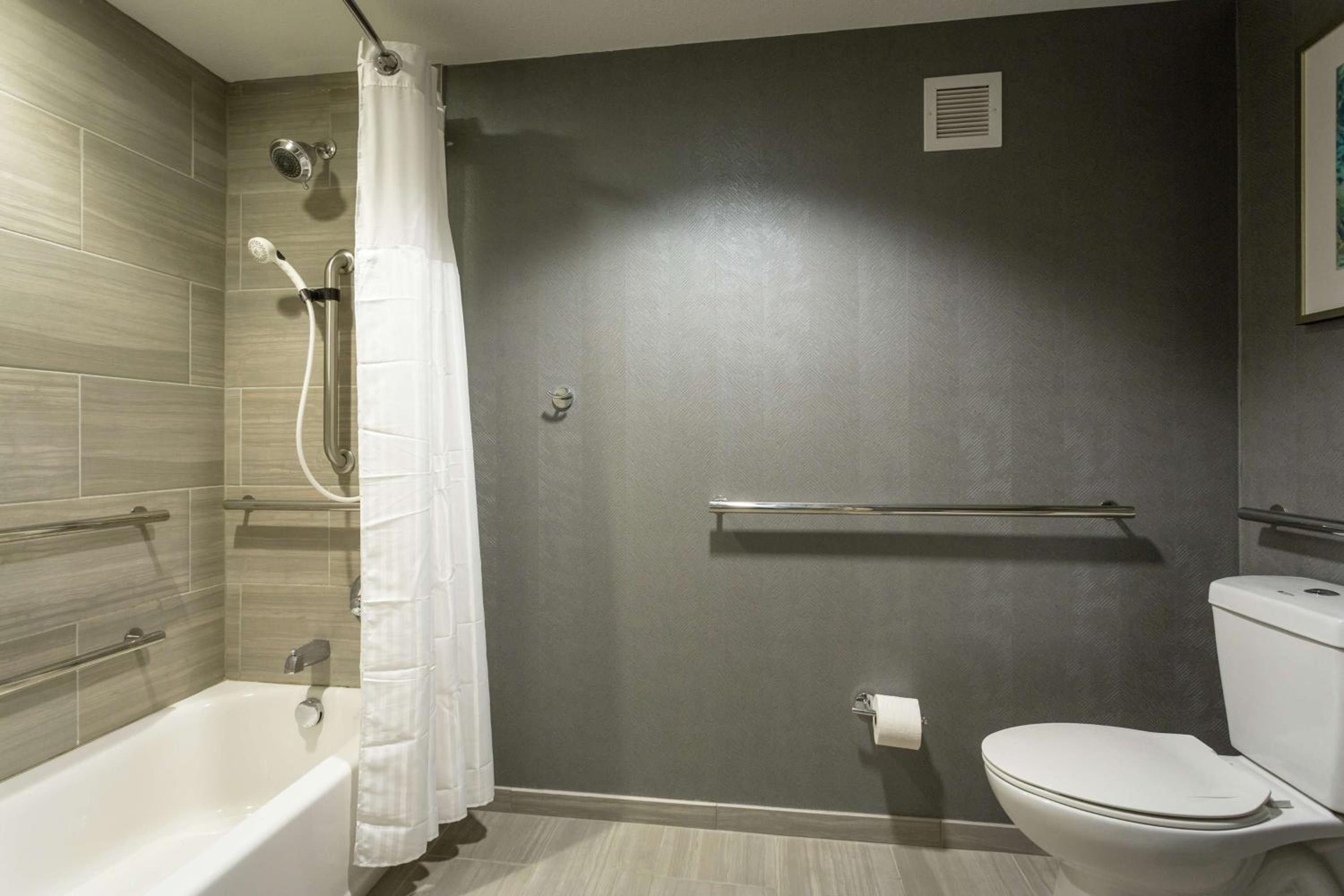 King Room with Tub - Mobility Accessible - Photo 2