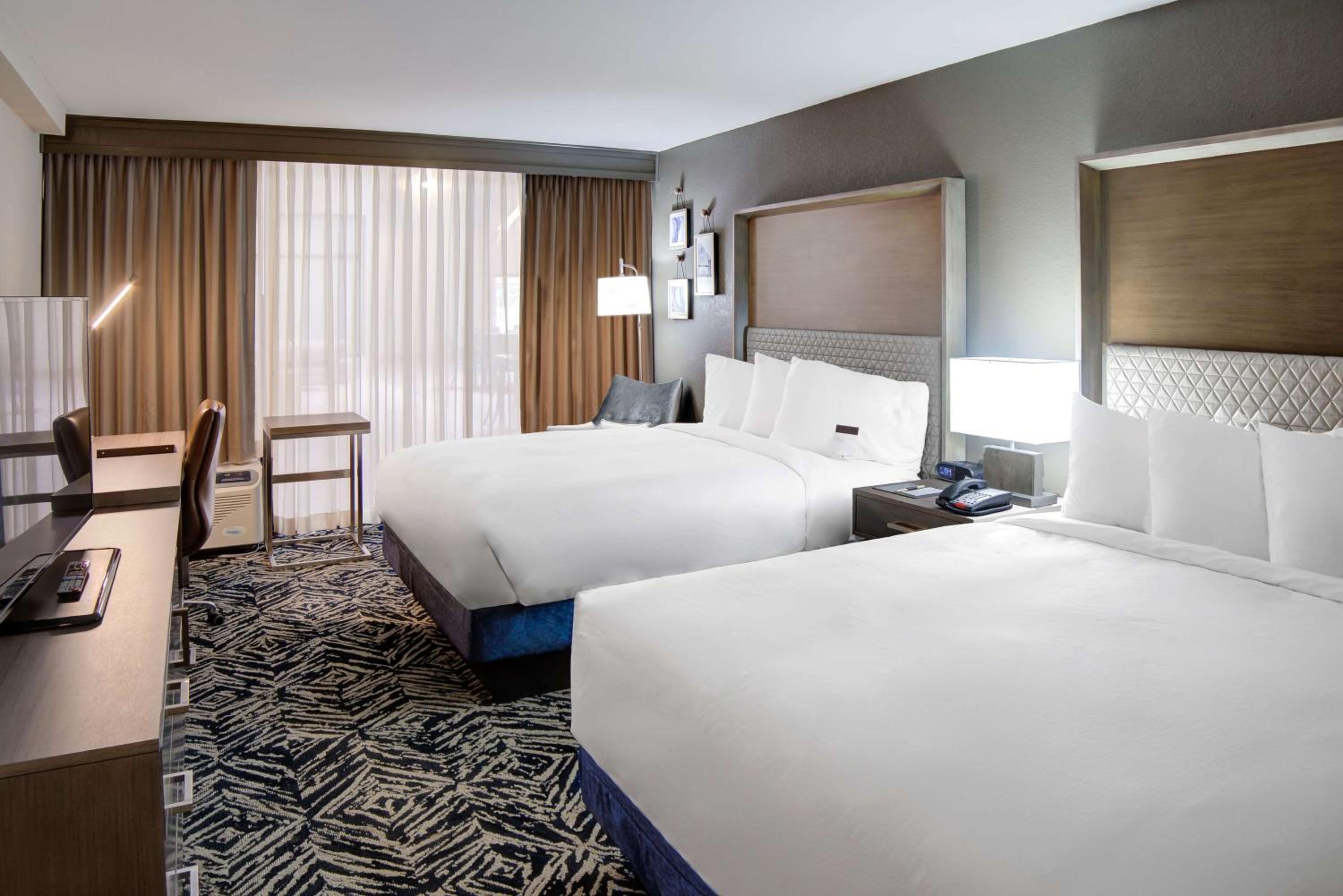 Queen Room with Two Queen Beds - Photo 4