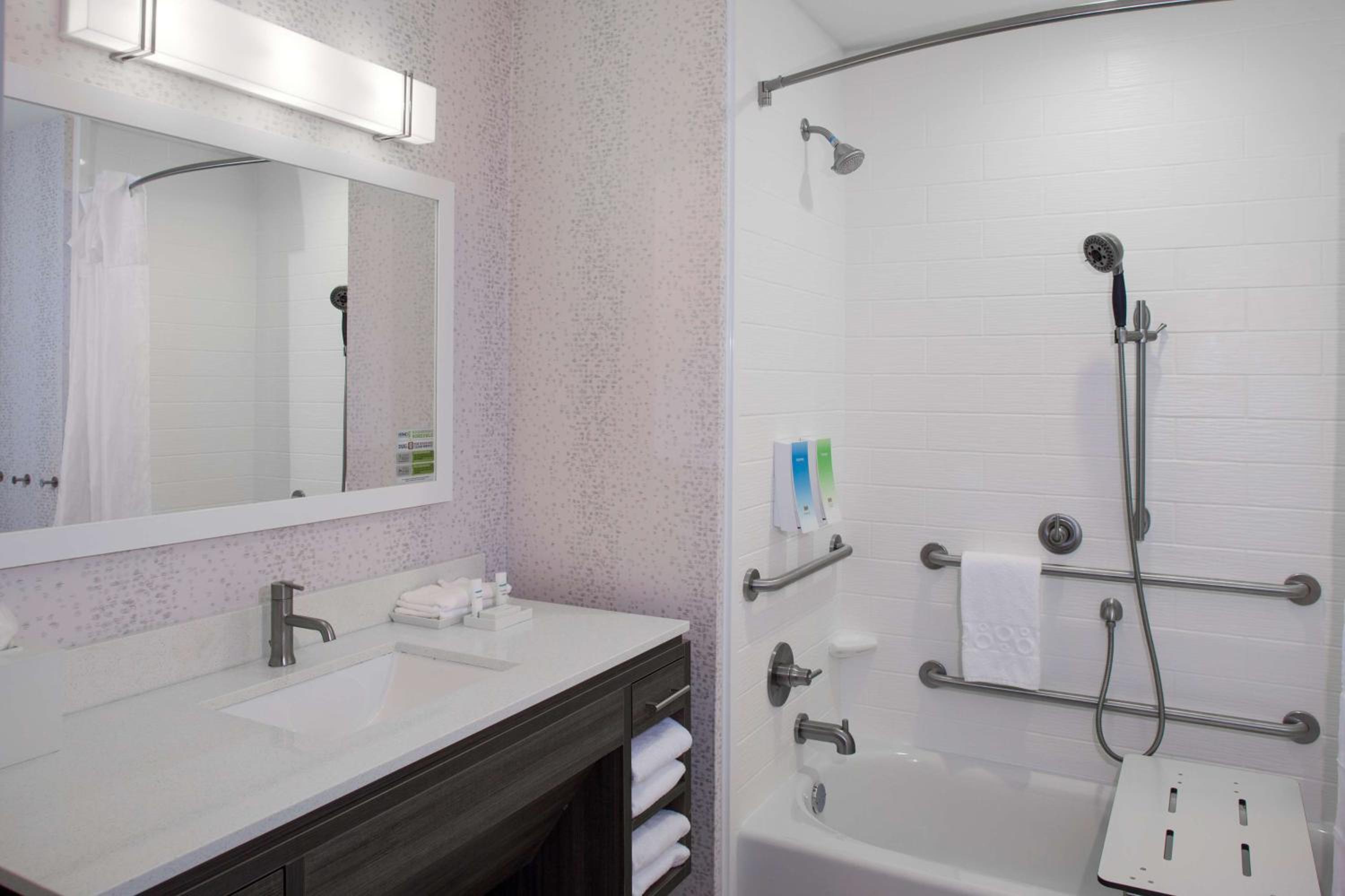 Queen Studio Suite - Hearing Access/Non-Smoking photo 2