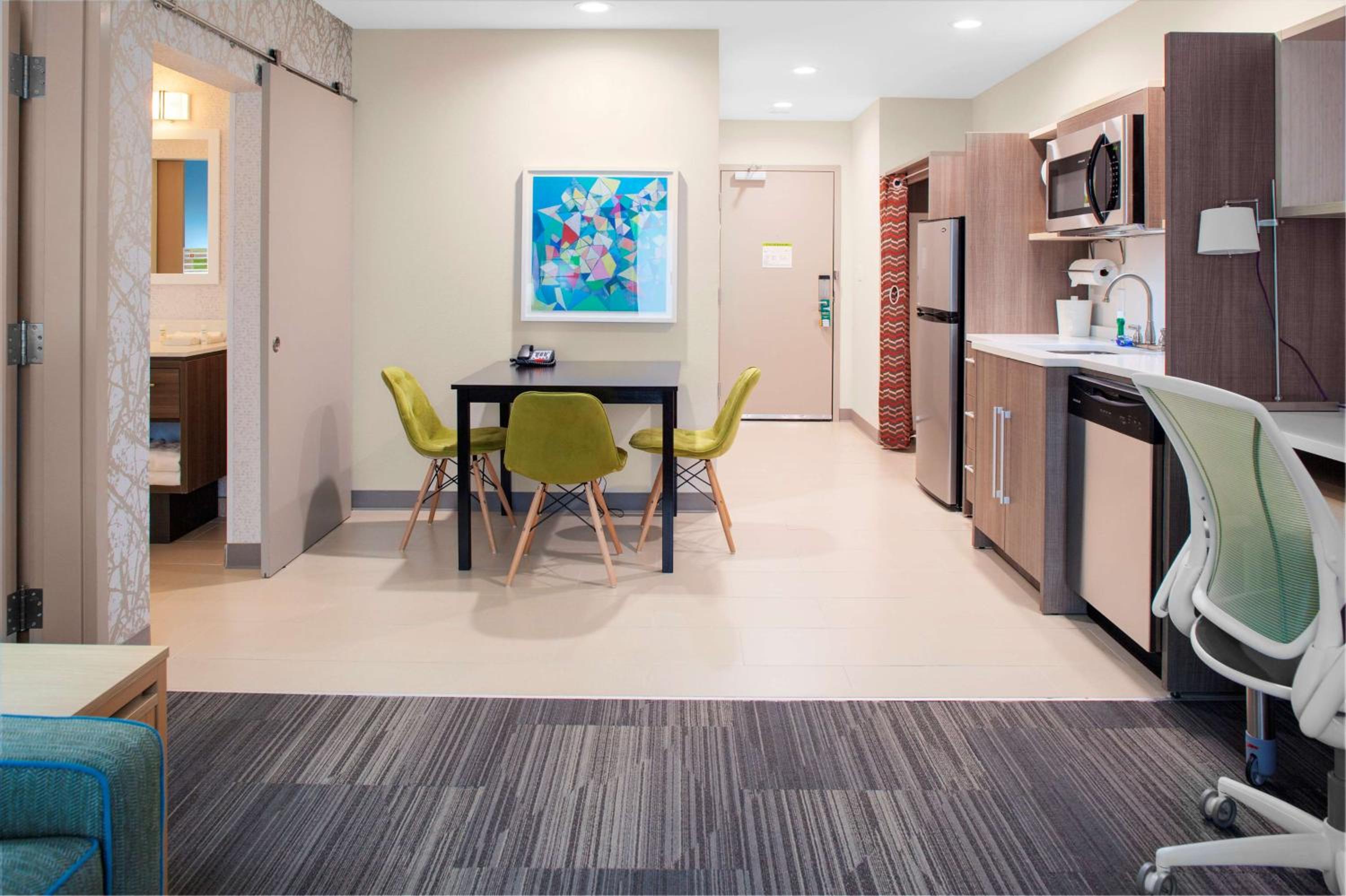 Queen Suite - Hearing Access/Non-Smoking photo 2