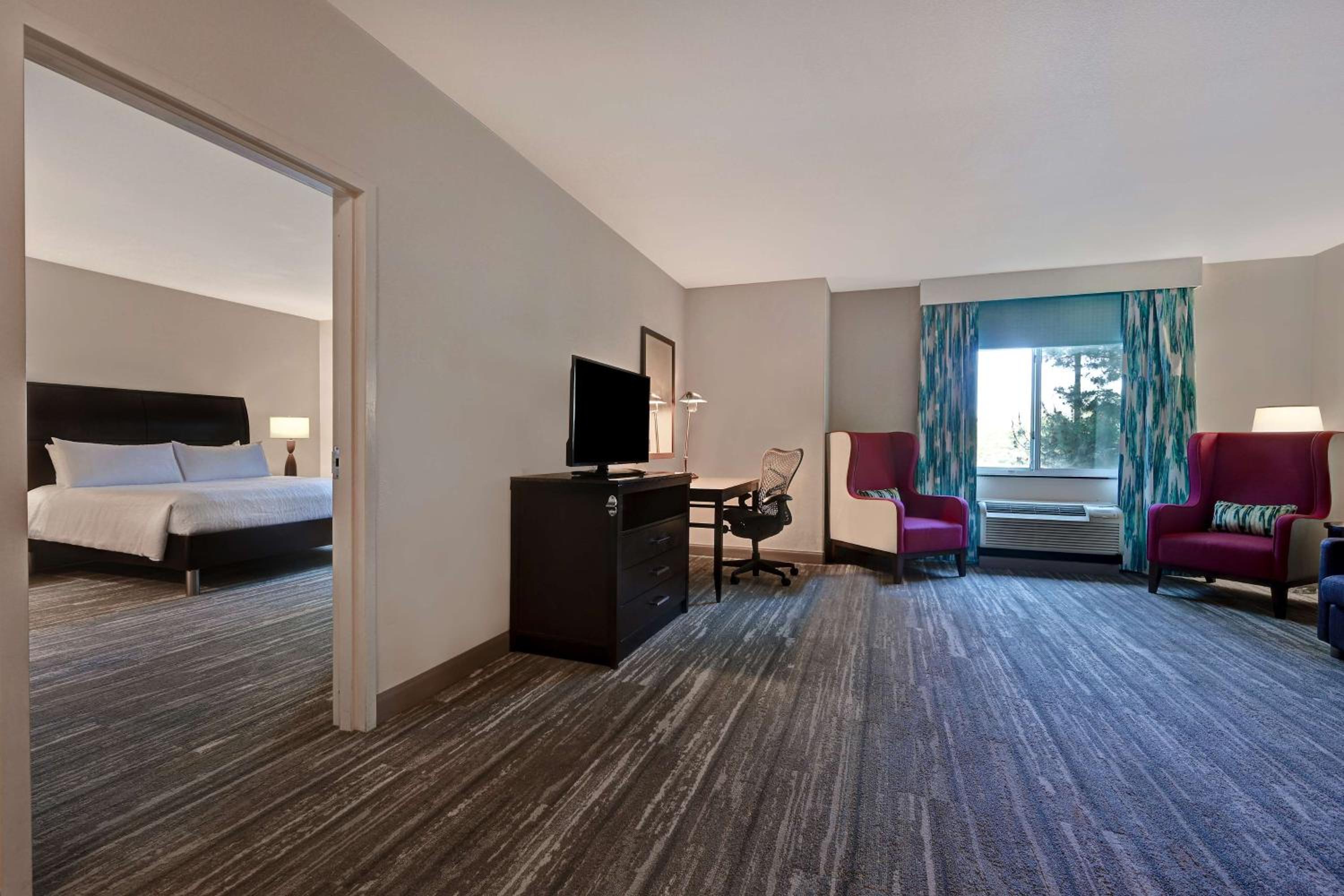 King Suite - Disability Access Hearing Accessible Roll-In Shower