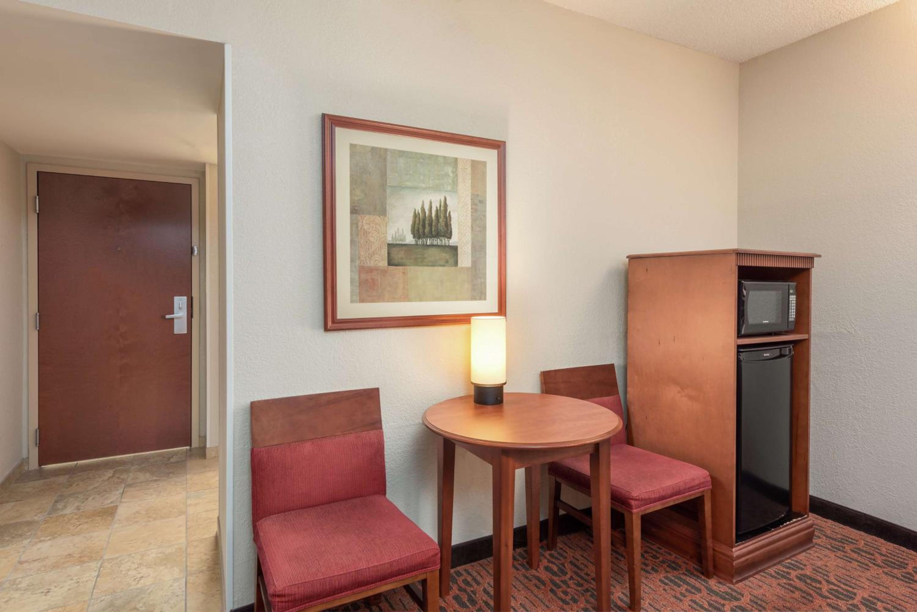 King Suite - Non-Smoking photo 1