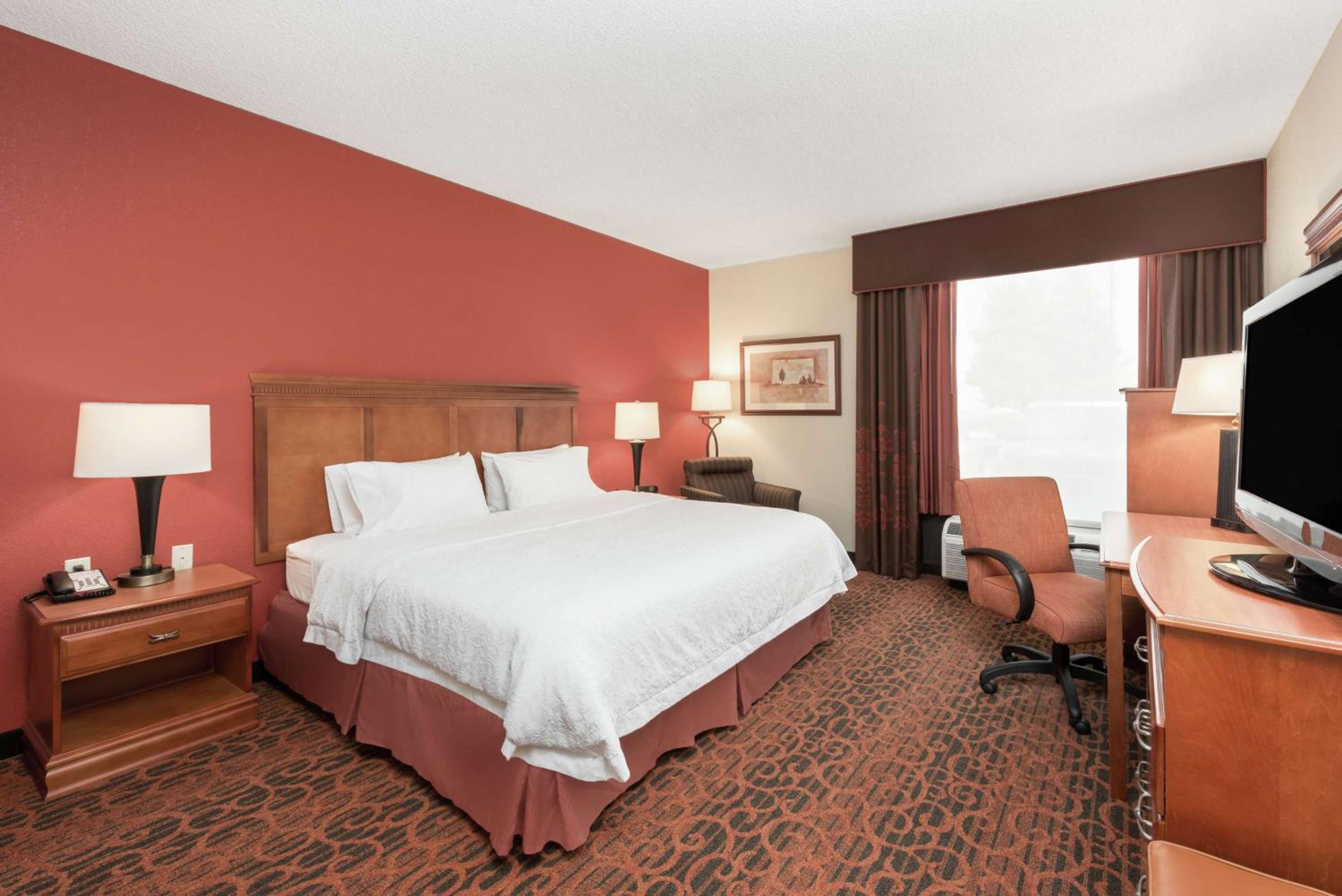 King Room with Roll-In Shower - Mobility Access/Non-Smoking photo 1