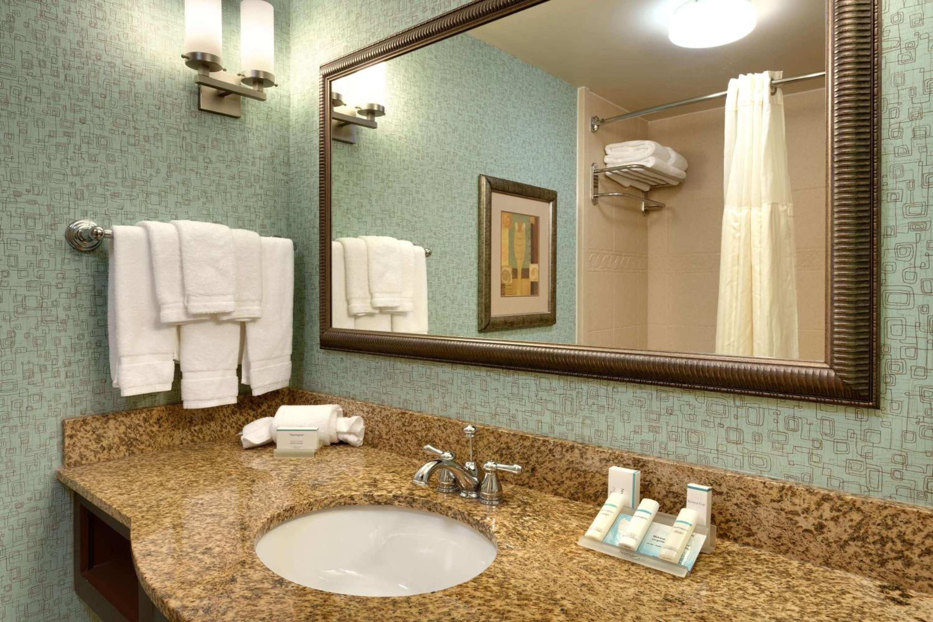 Queen Room with Two Queen Beds - Photo 2