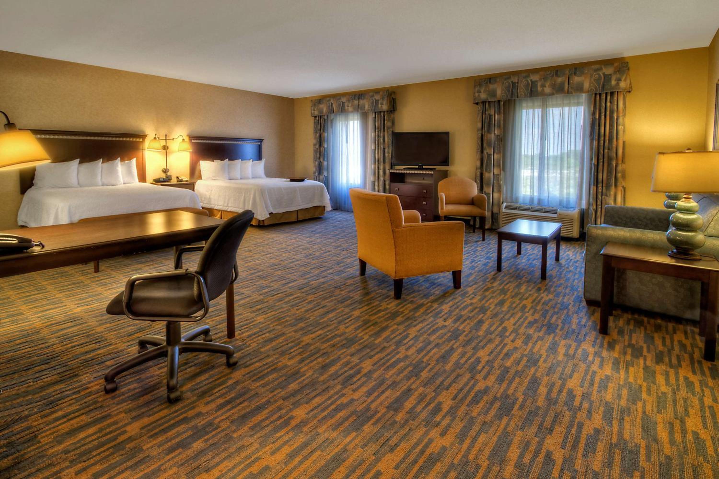Queen Studio Suite with Two Queen Beds and Sofa Bed - Non-Smoking - Photo 3