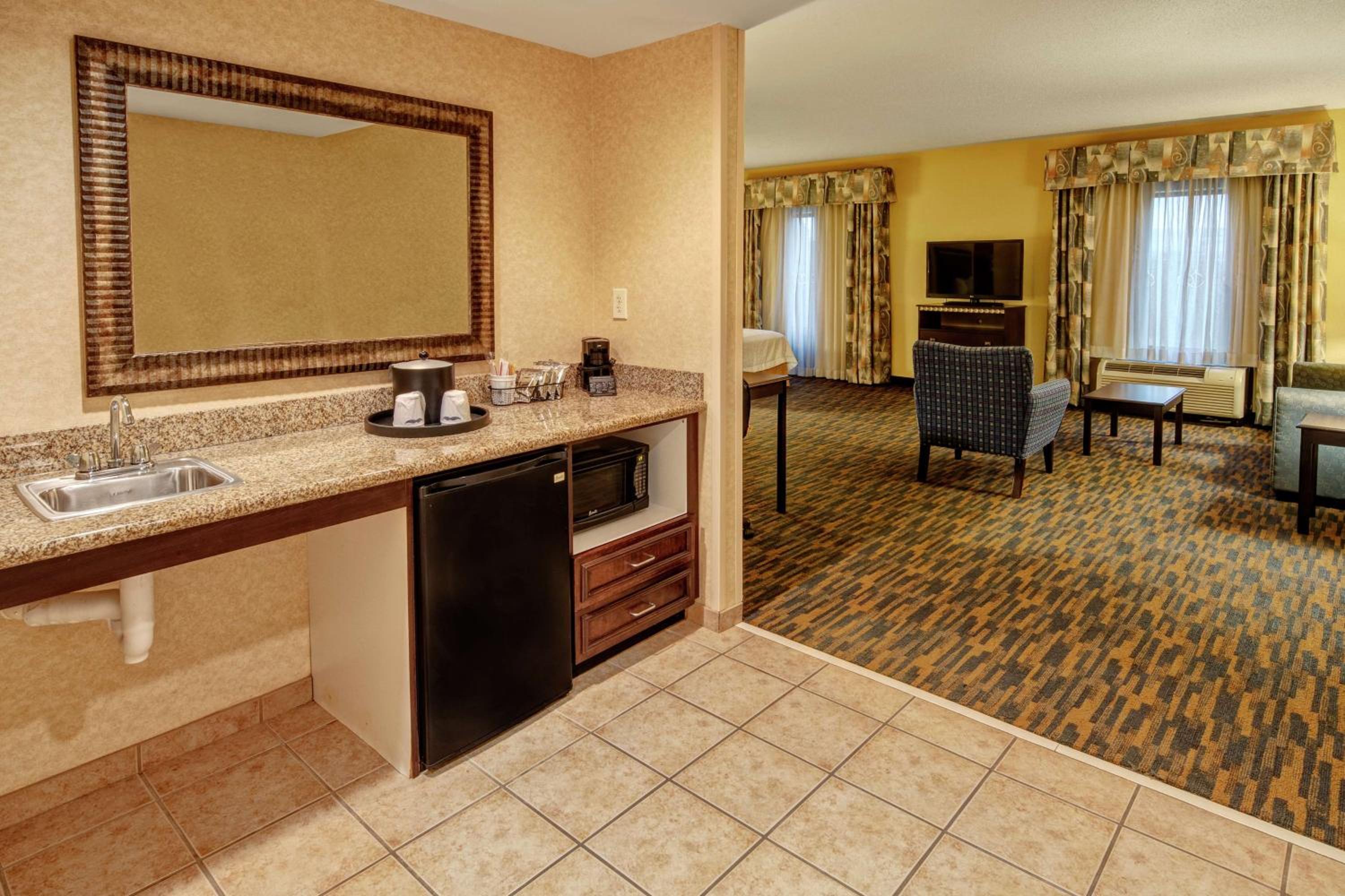 Queen Studio Suite with Two Queen Beds and Sofa Bed - Non-Smoking - Photo 4
