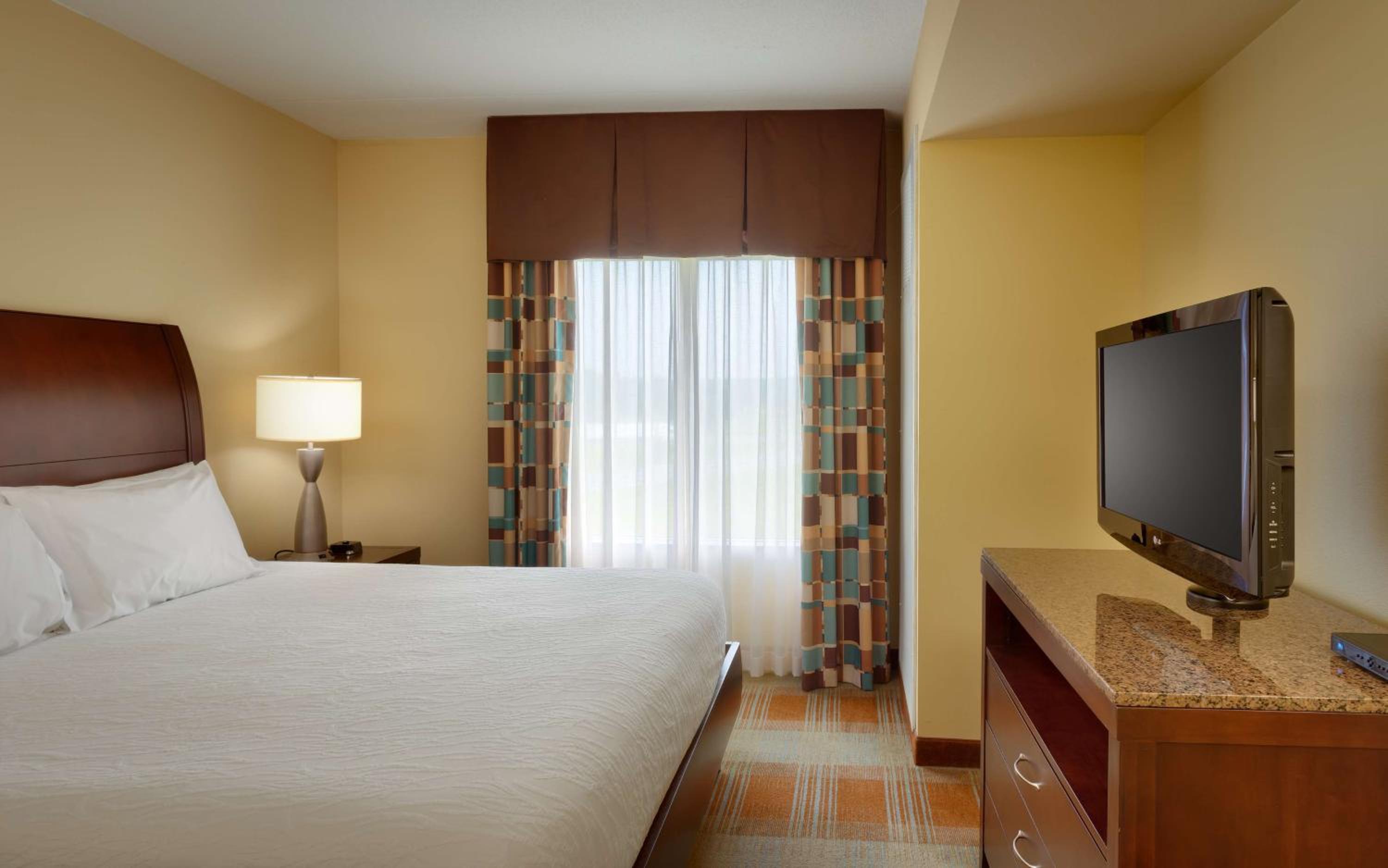 Junior King Suite with Sofa Bed - Photo 4