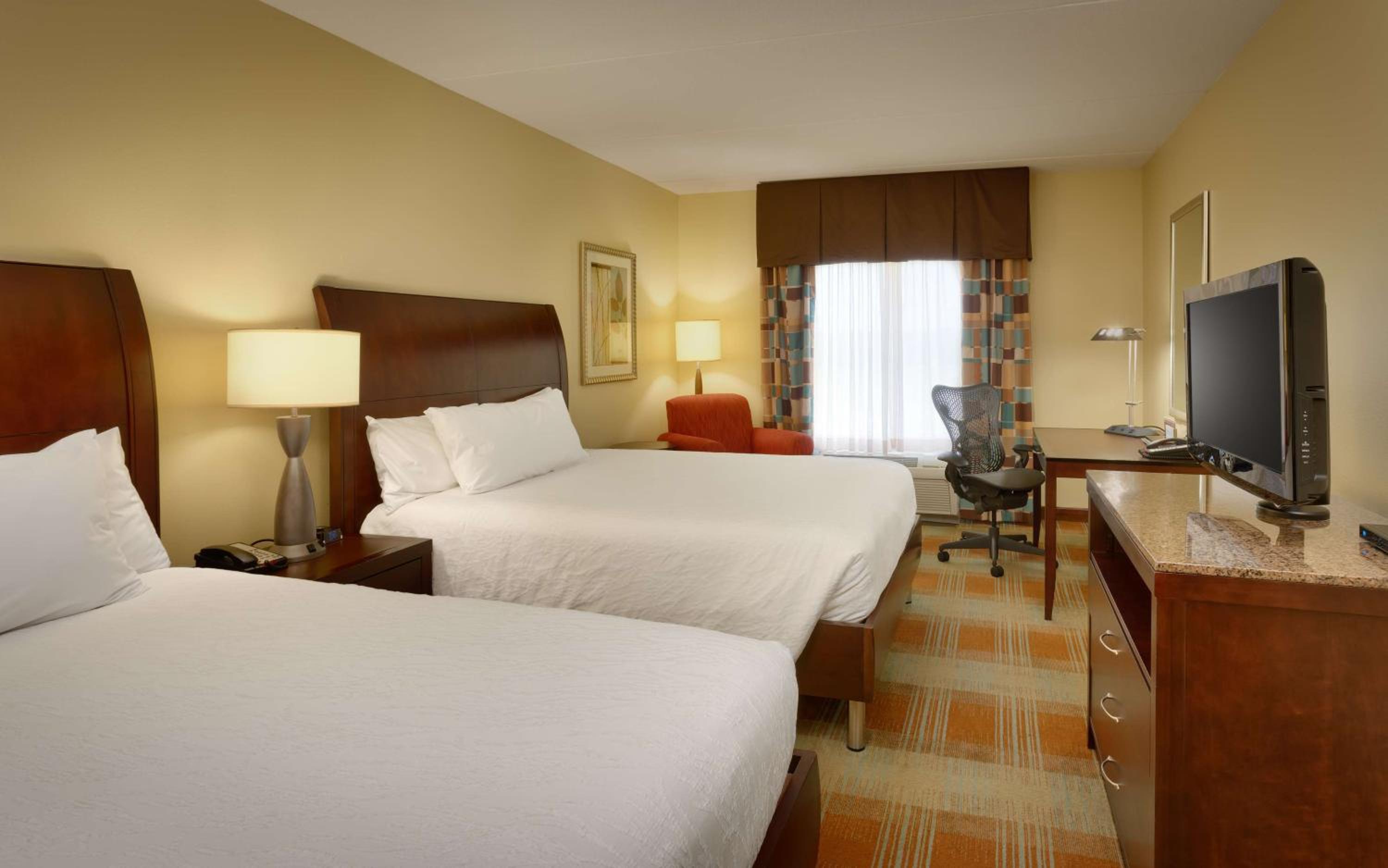 Queen Room with Two Queen Beds - Photo 3