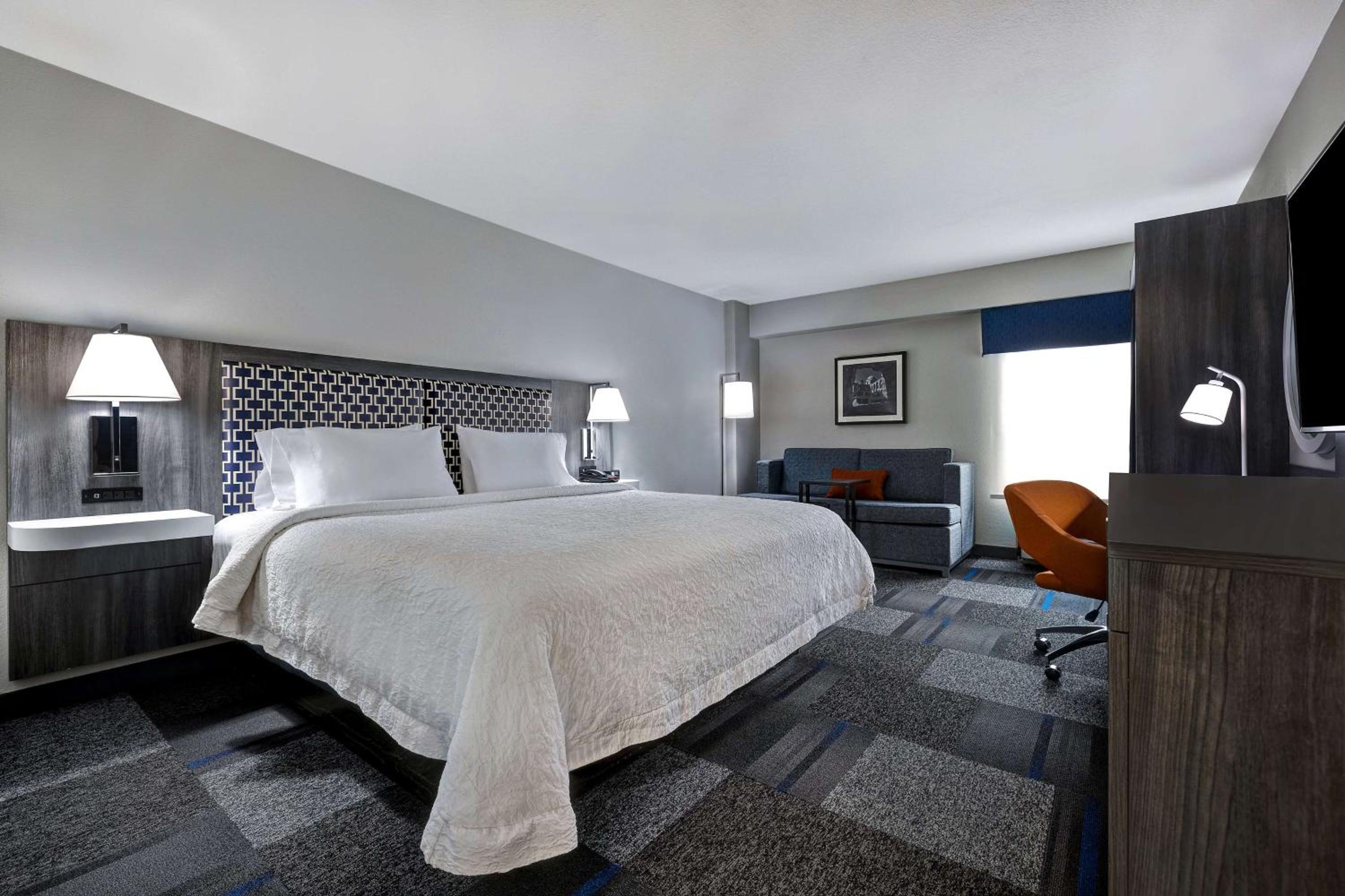 King Room with Sofa Bed - Non-Smoking - Photo 4