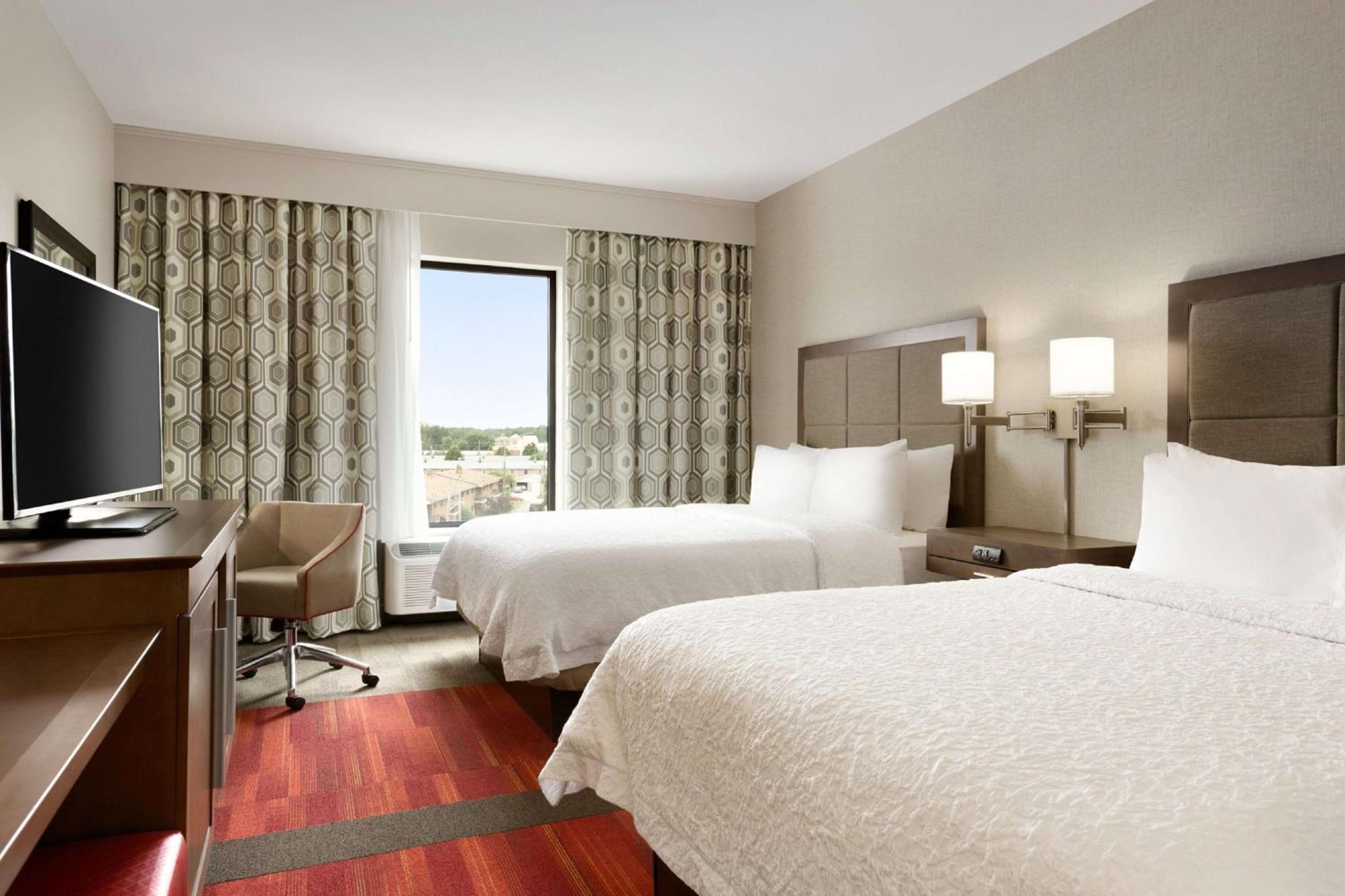 Queen Room with Two Queen Beds - Non-Smoking photo 3