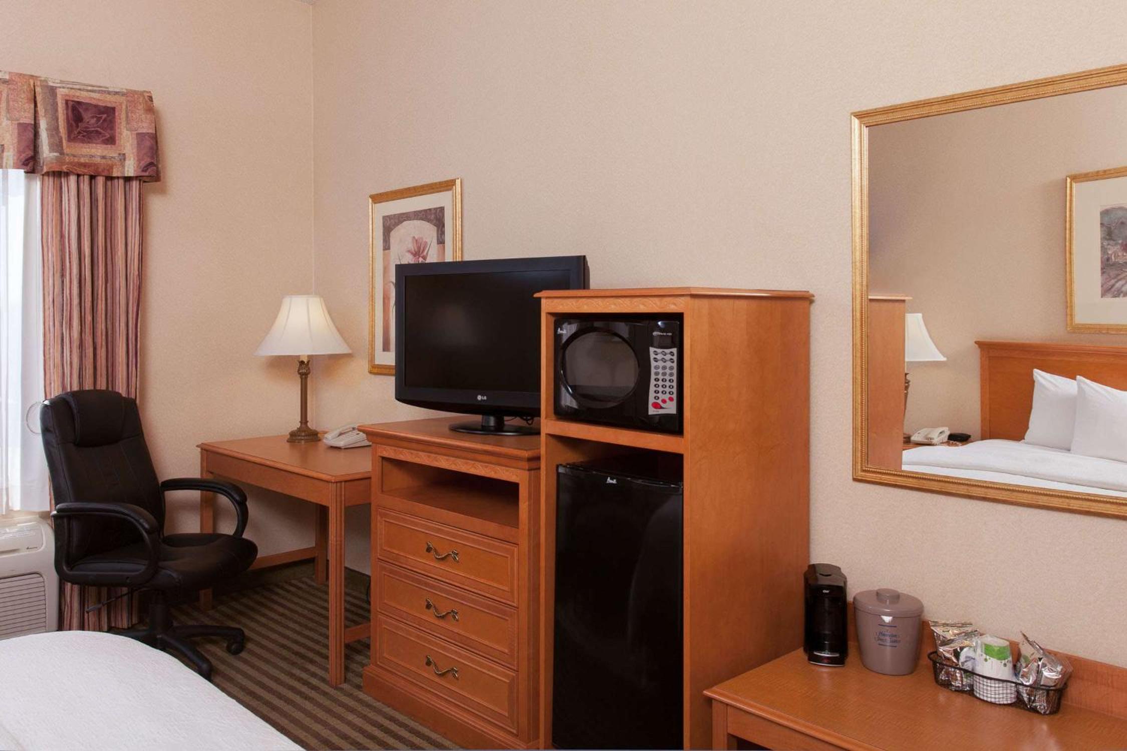 King Room - Non-Smoking - Photo 2