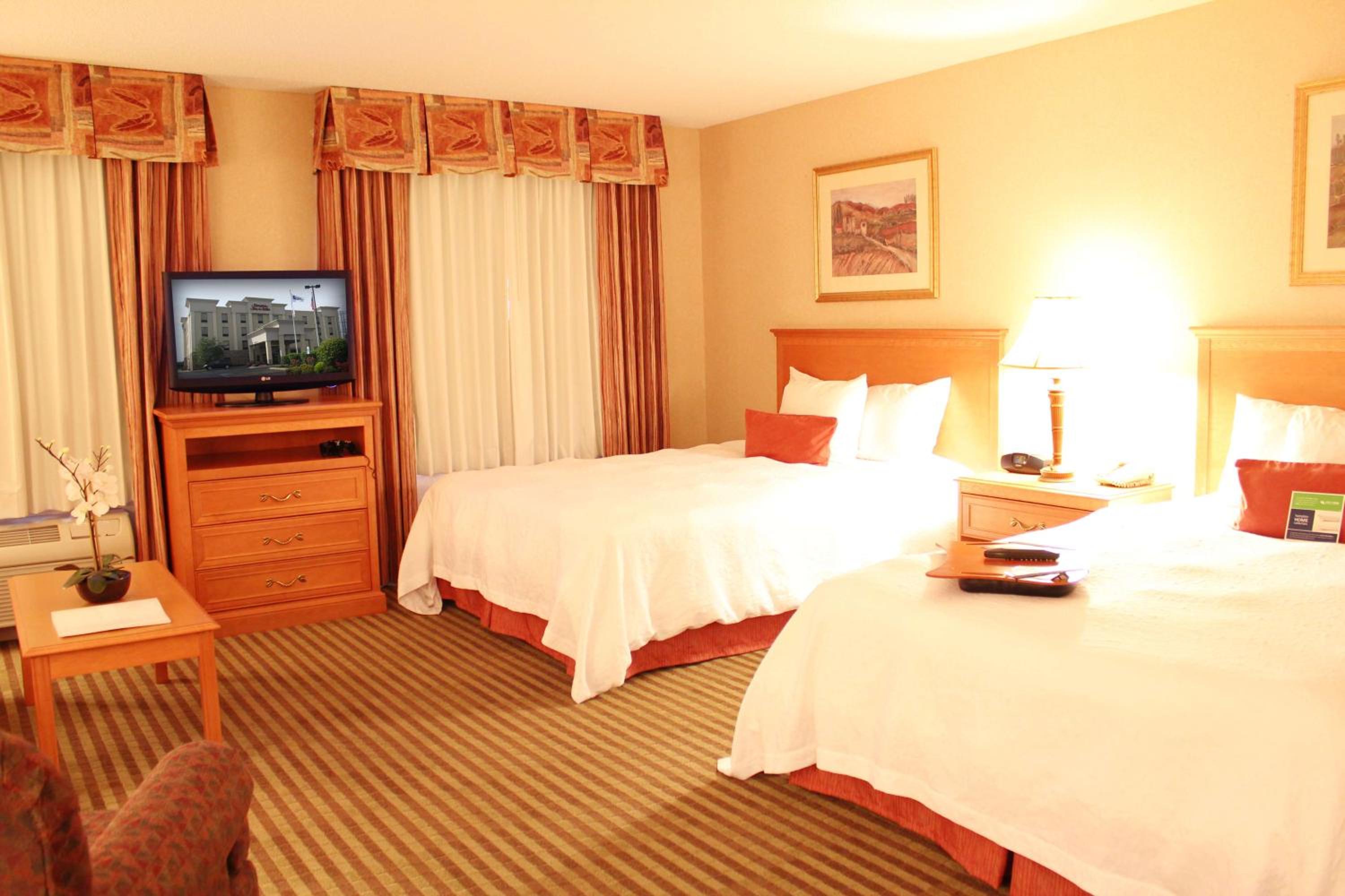 Queen Studio Suite with Two Queen Beds - Non-Smoking - Photo 2