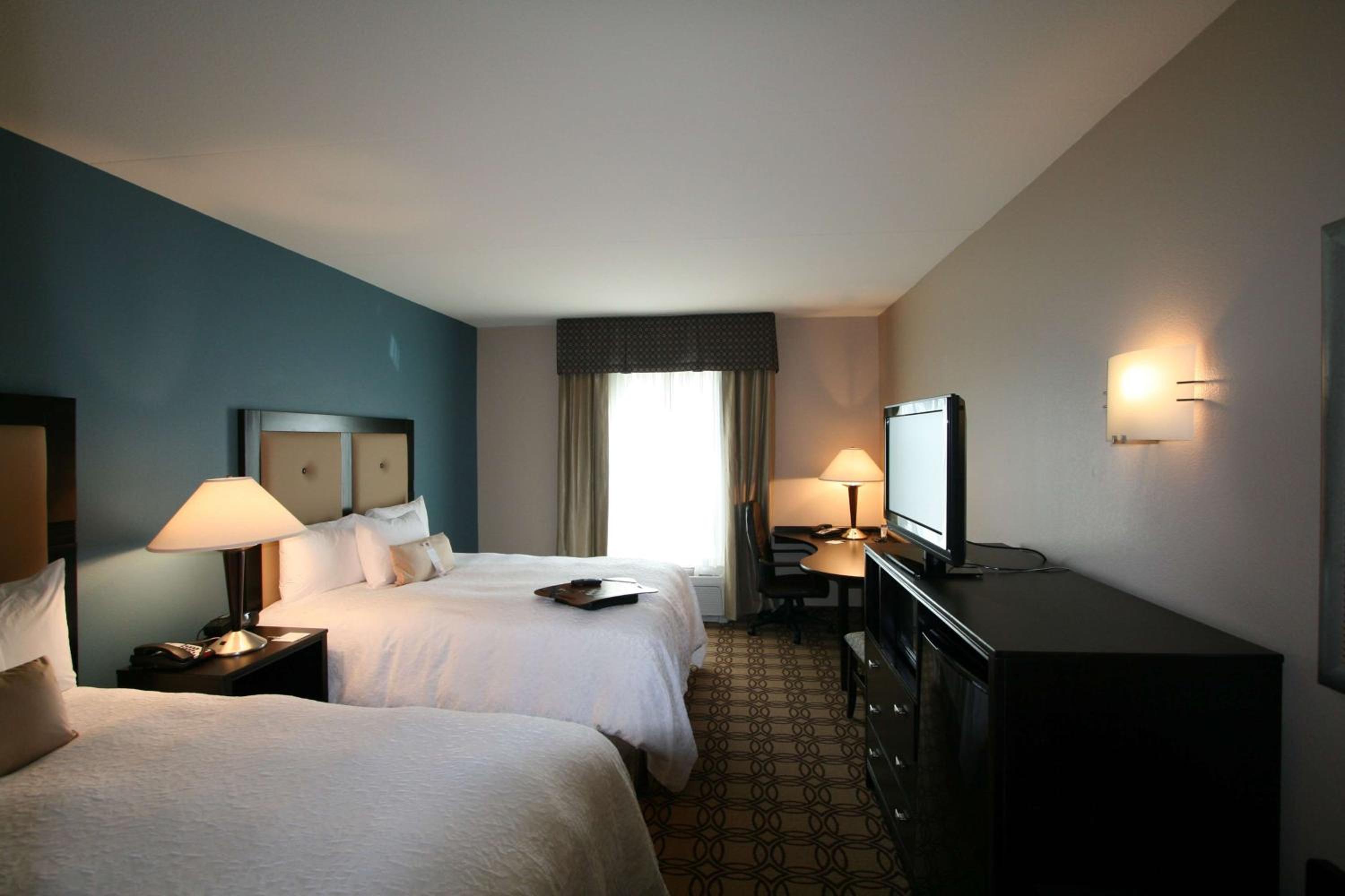 Room with Two Queen Beds - Non-Smoking - Photo 2