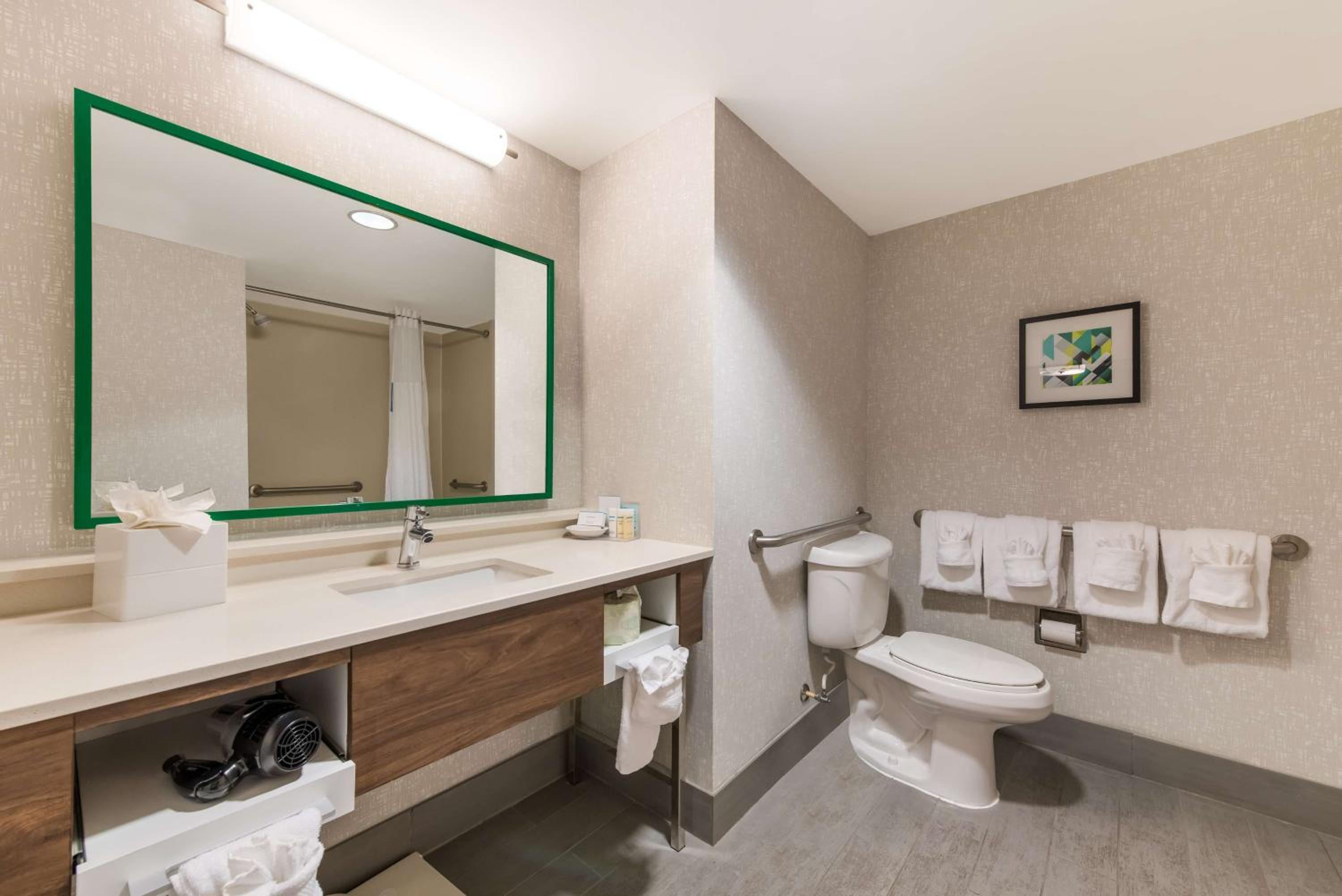 King Room with Accessible Tub - Mobility and Hearing Access/Non-Smoking - Photo 3