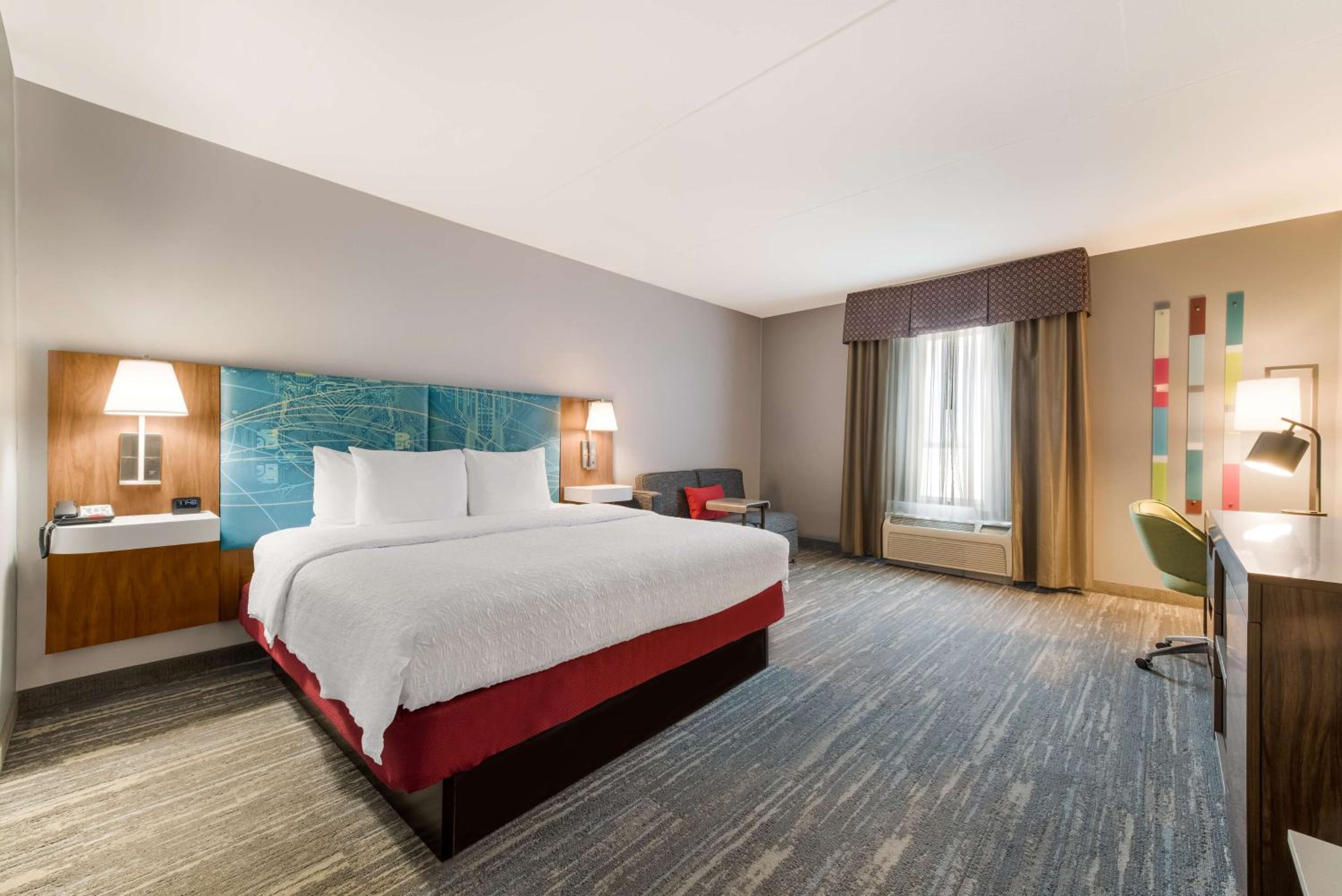 King Room with King Bed - Non-Smoking - Photo 2