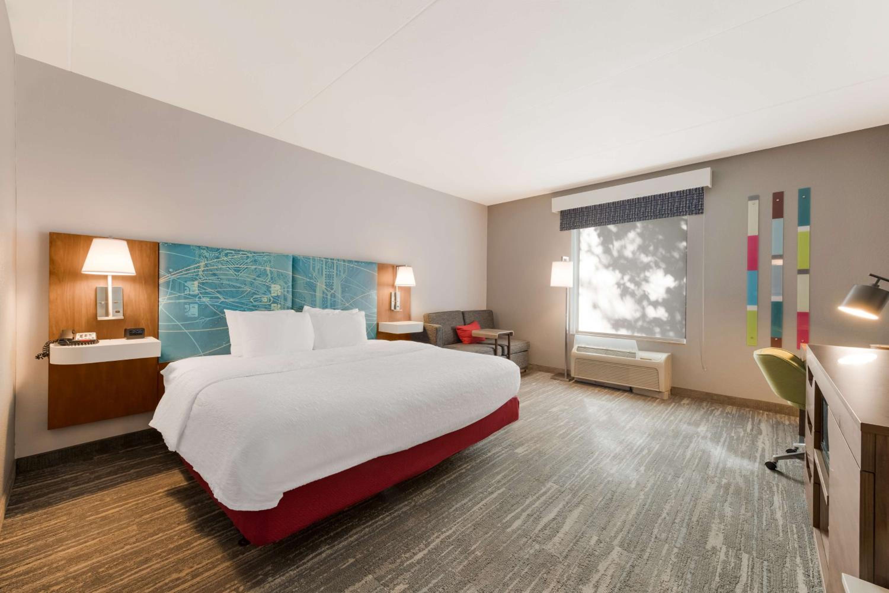 King Room with Accessible Tub - Mobility and Hearing Access/Non-Smoking - Photo 5
