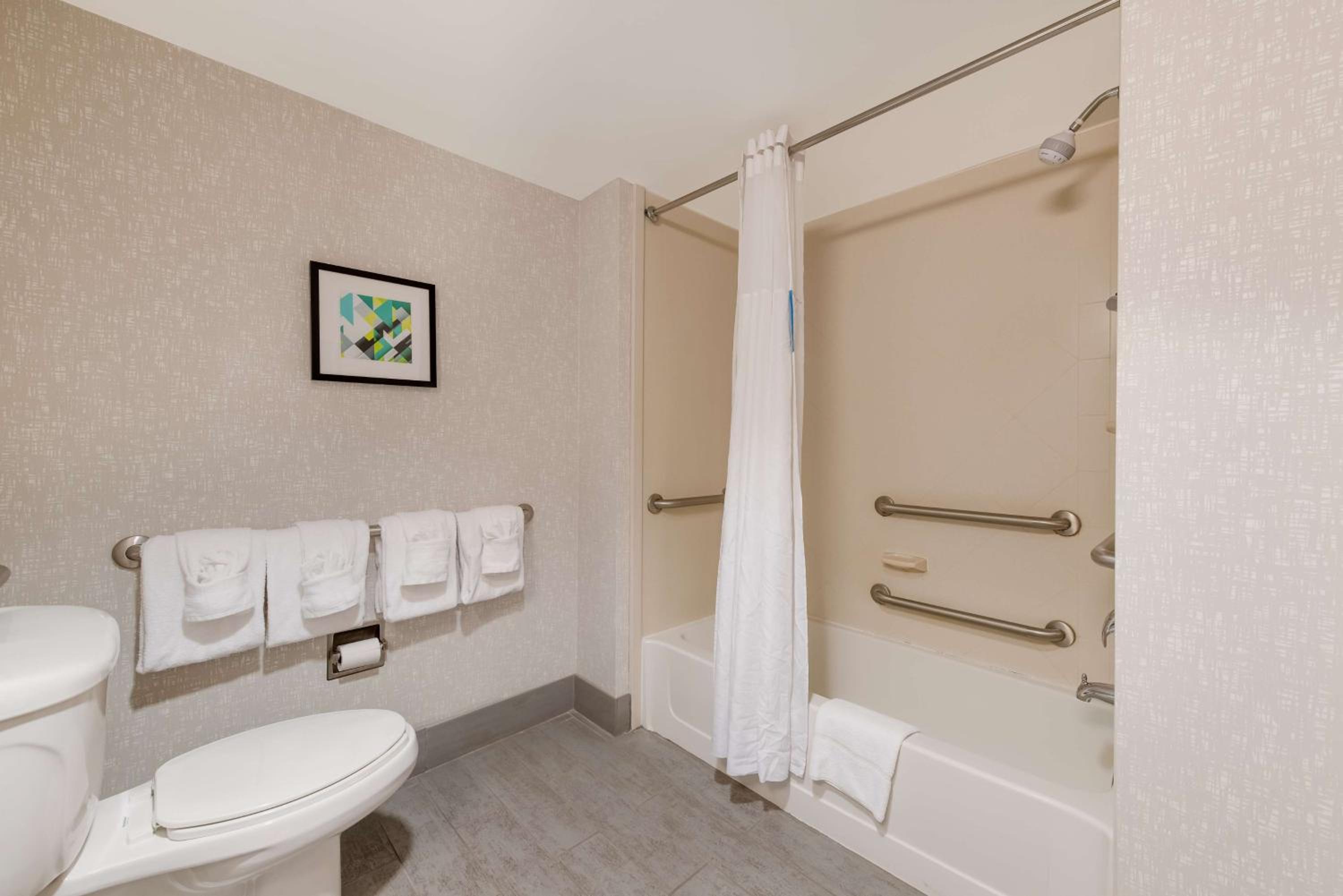 King Room with Accessible Tub - Mobility and Hearing Access/Non-Smoking - Photo 4