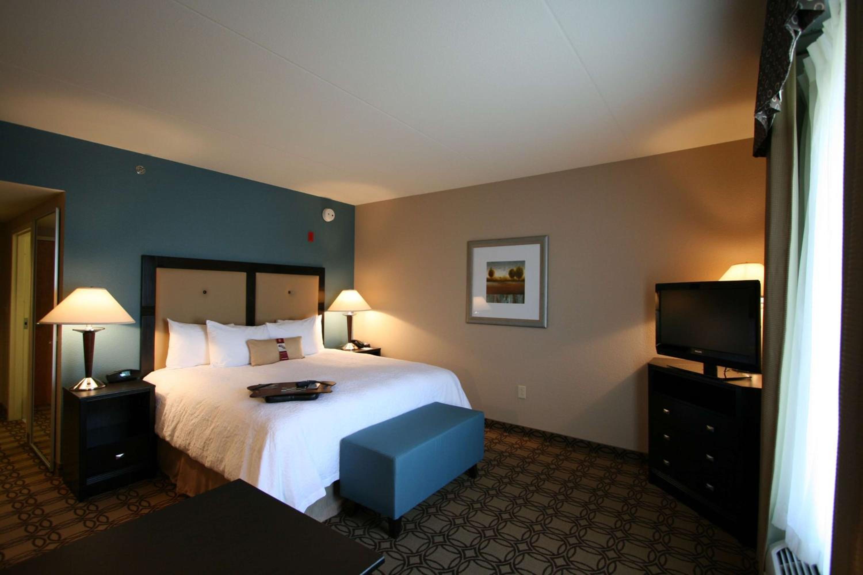 King Room with King Bed - Non-Smoking - Photo 3