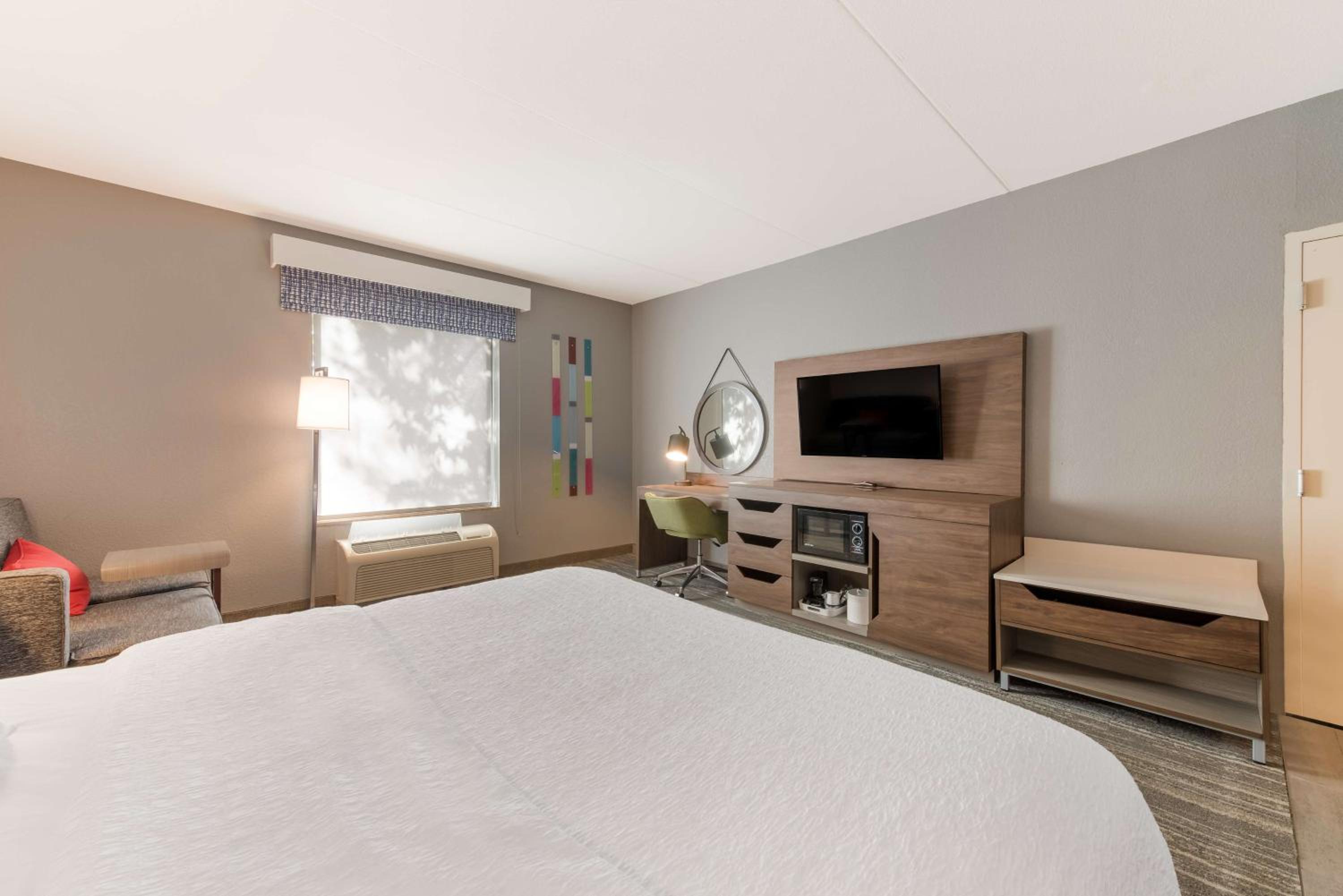 King Room with Accessible Tub - Mobility and Hearing Access/Non-Smoking - Photo 7