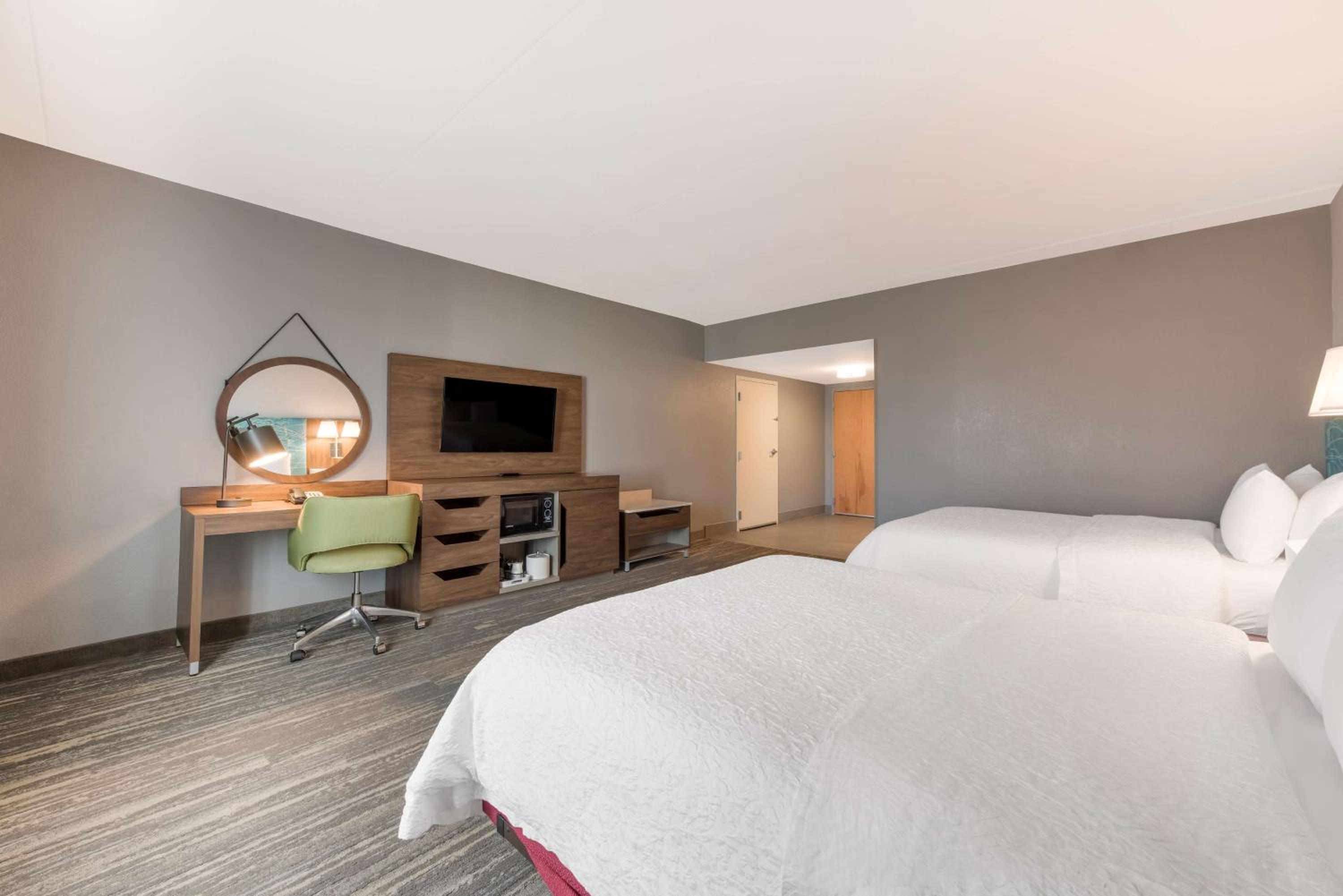 Queen Room with Two Queen Beds - Mobility and Hearing Access/Non-Smoking - Photo 3