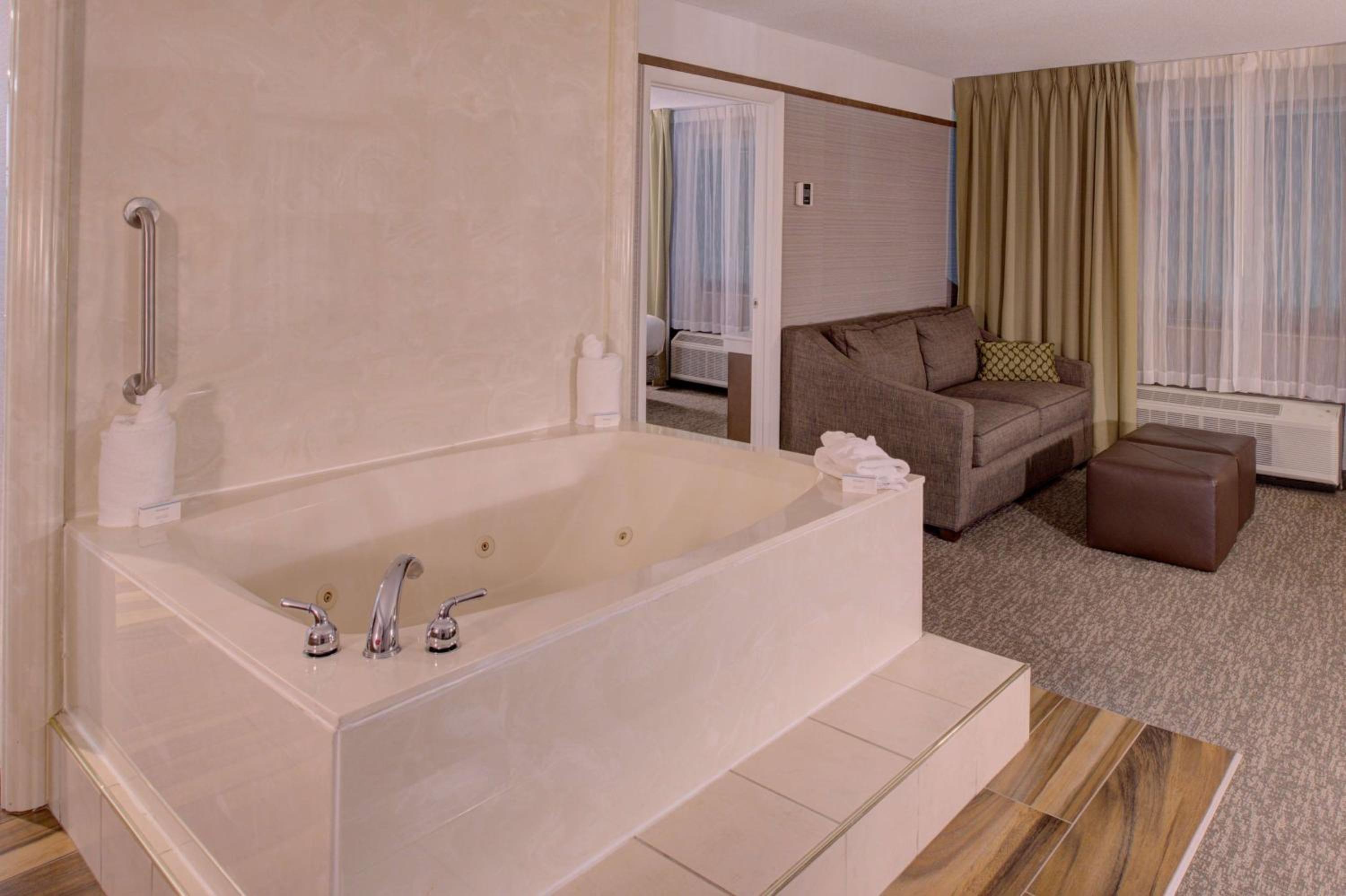 Executive King Suite - Photo 3