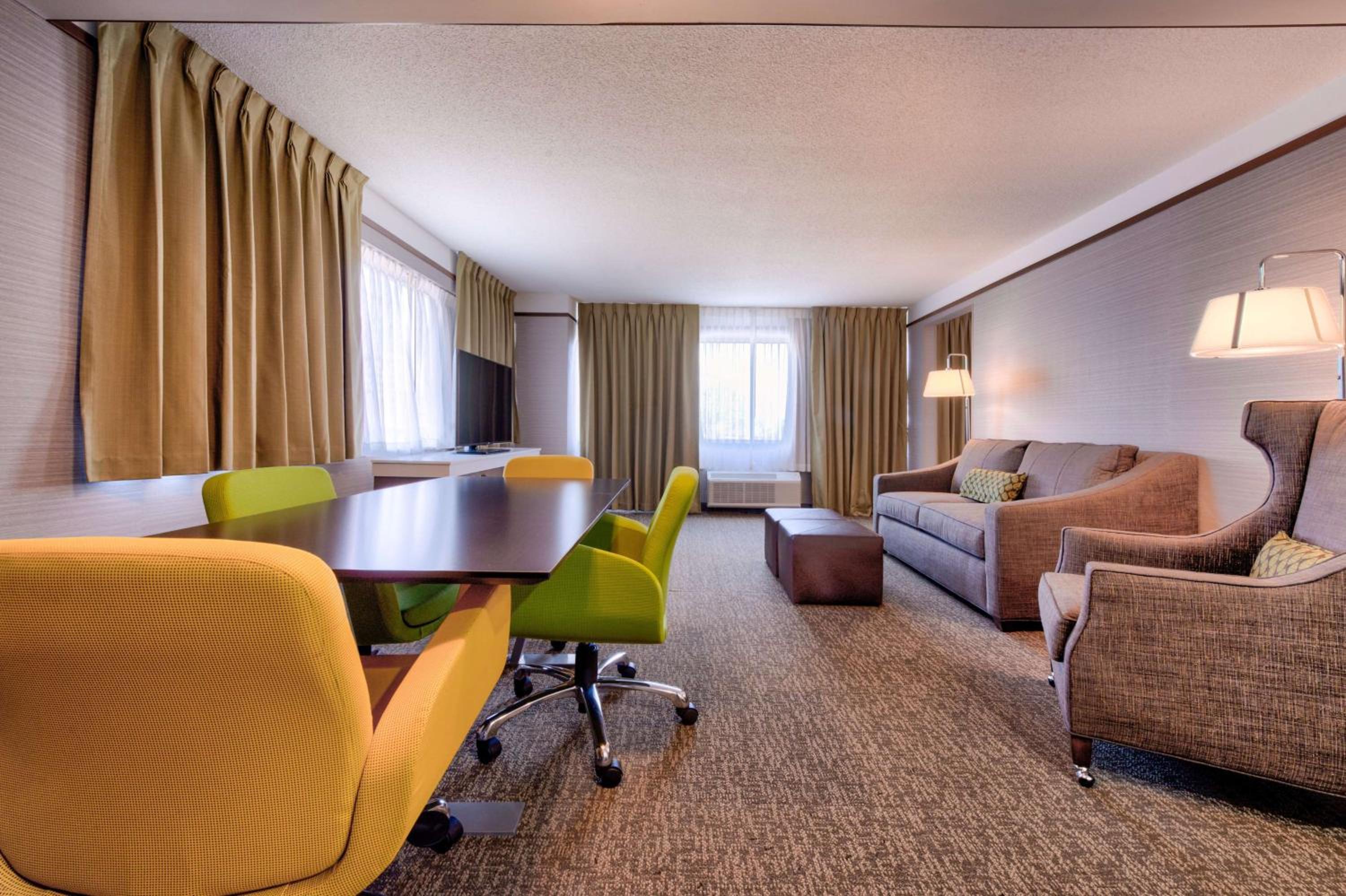 King Room with Meeting Table - Non-Smoking photo 1
