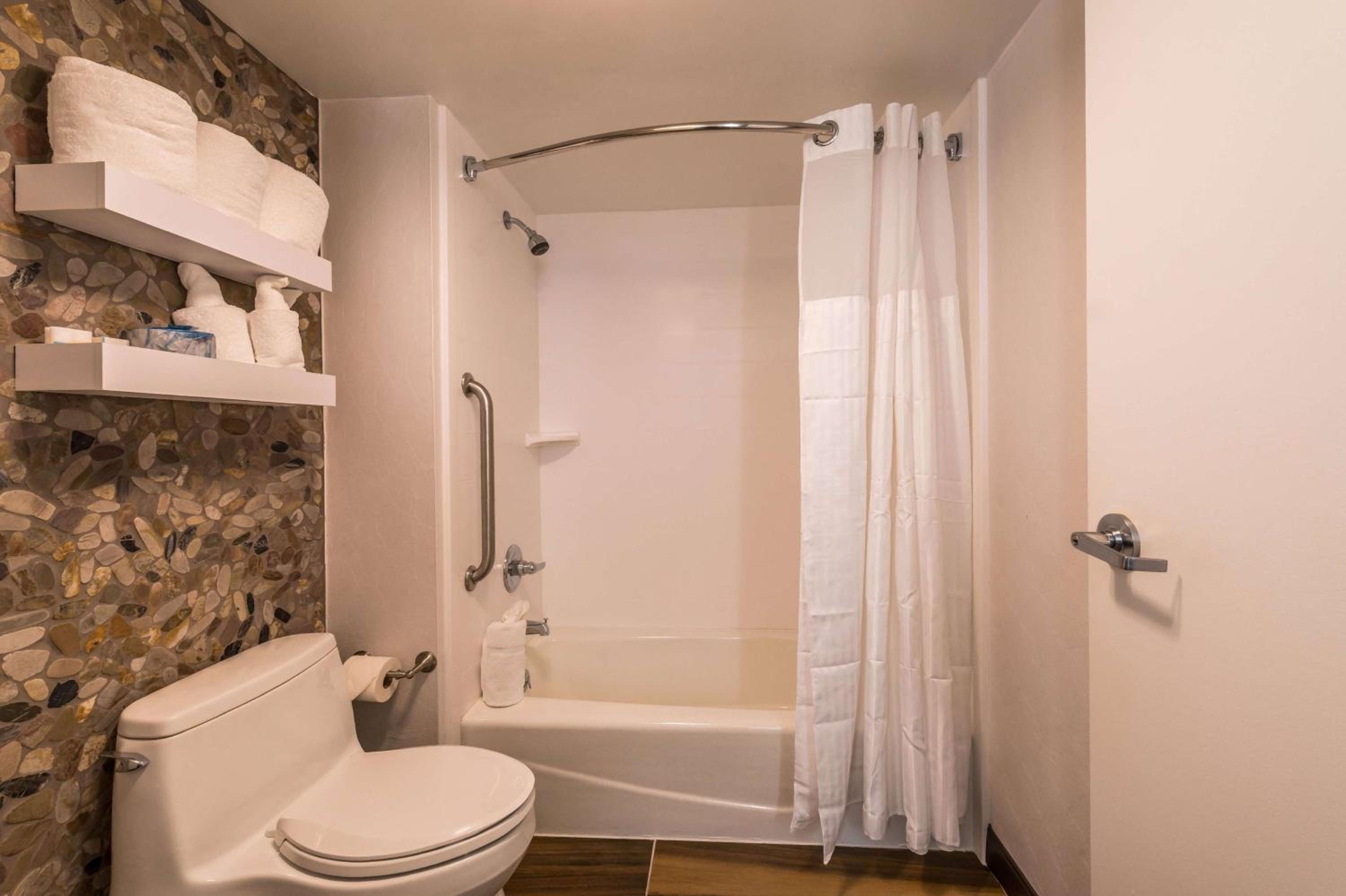 Executive King Suite - Photo 2
