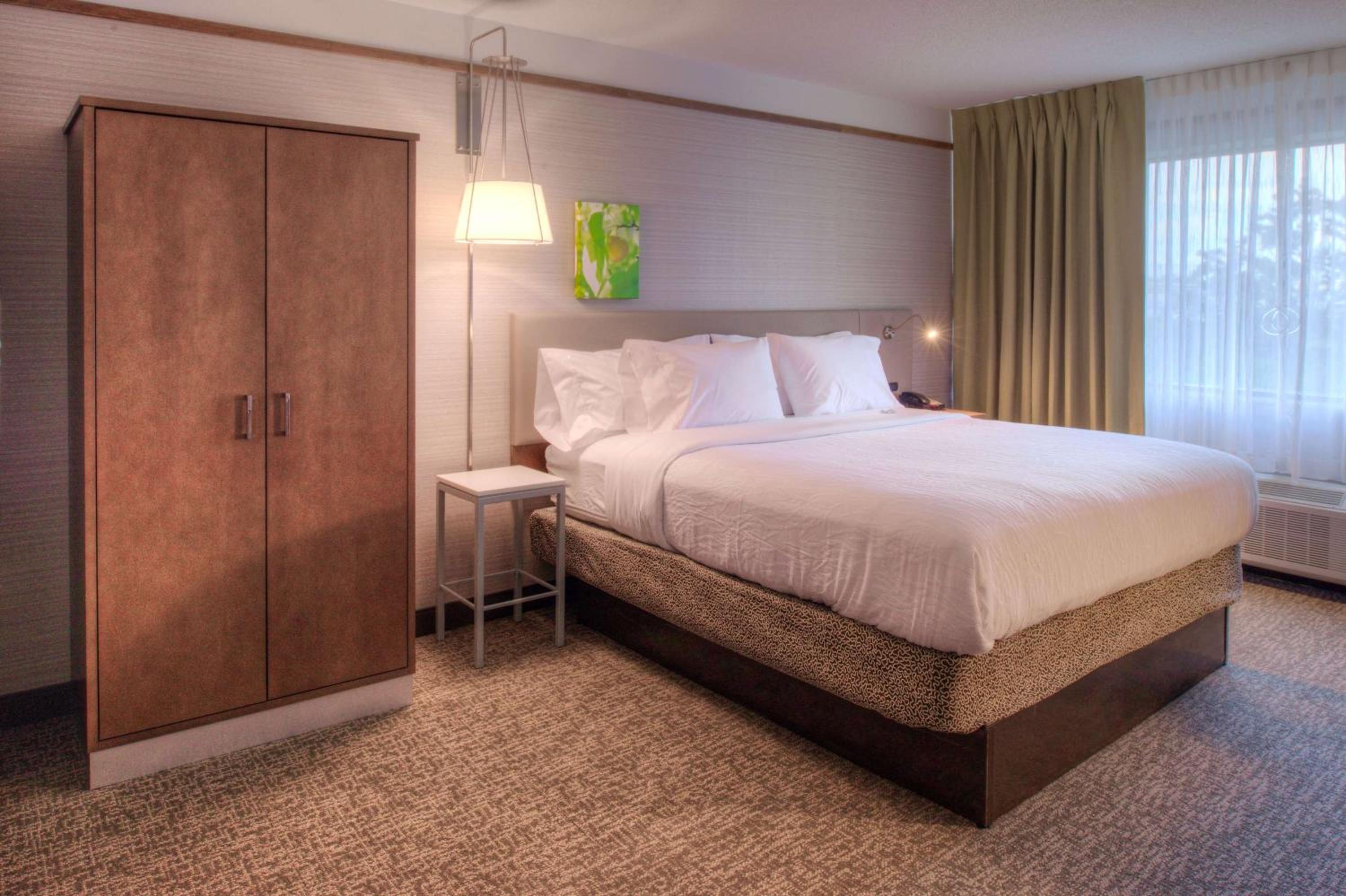 King Room with Bath Tub - Mobility Access - Photo 1