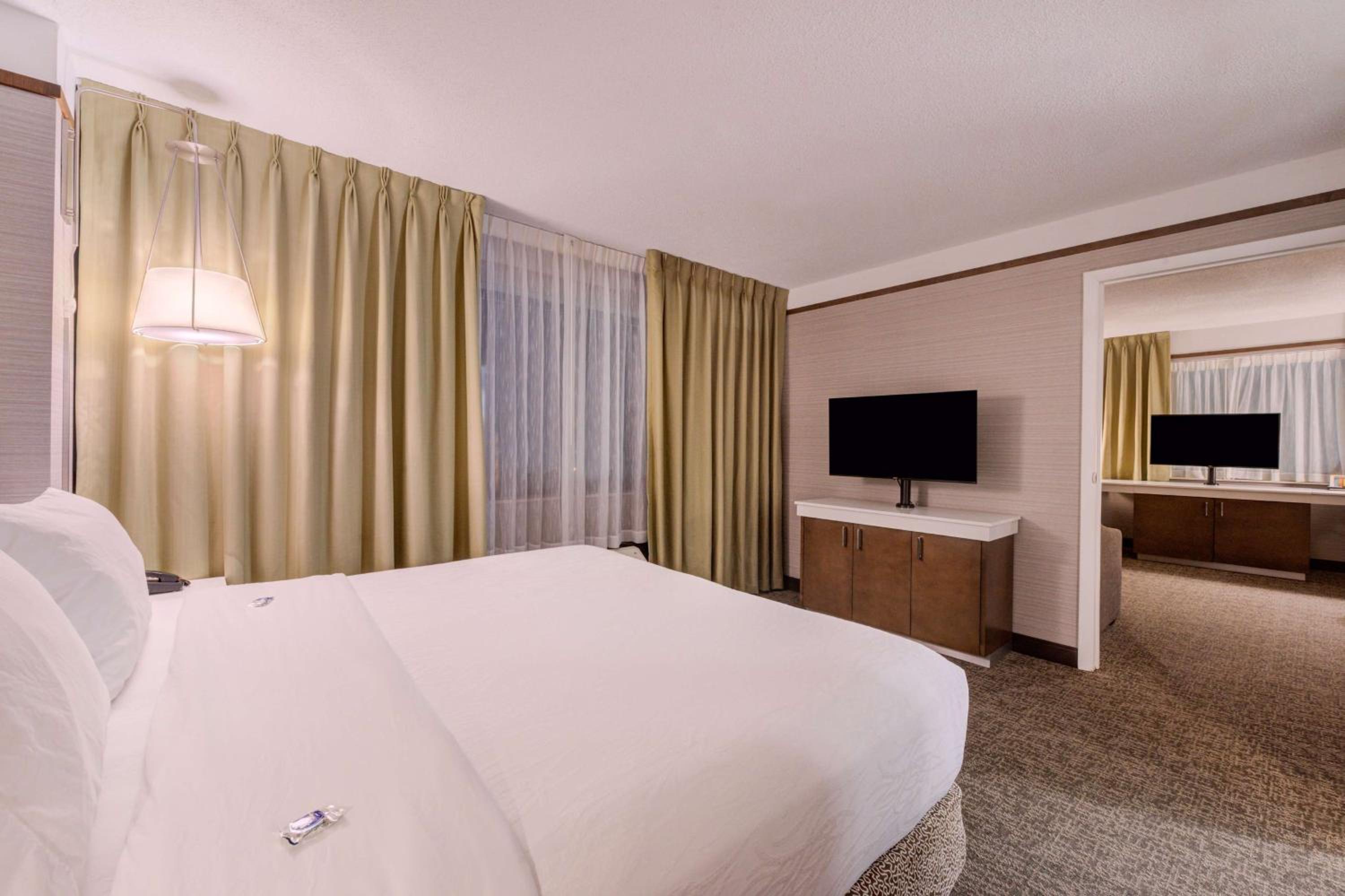 Executive King Suite - Photo 6