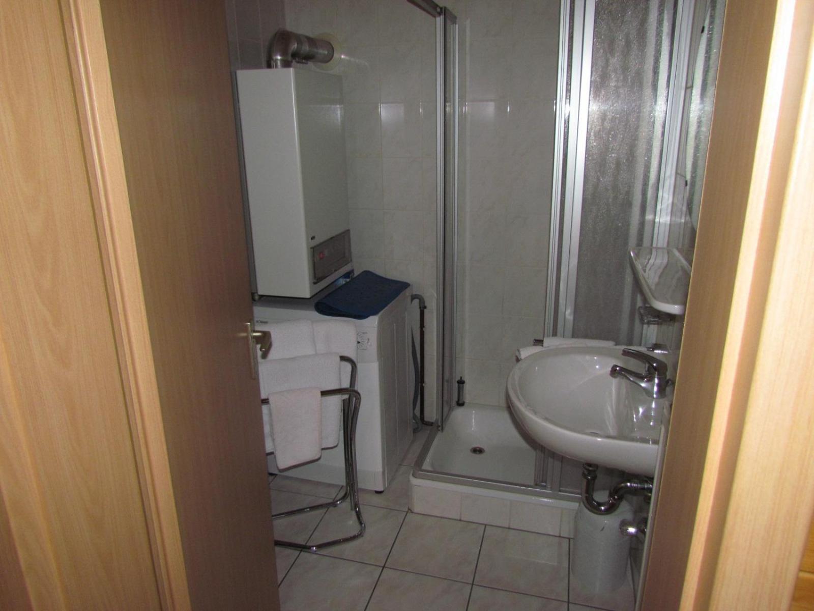 Double Room with Balcony - Photo 3