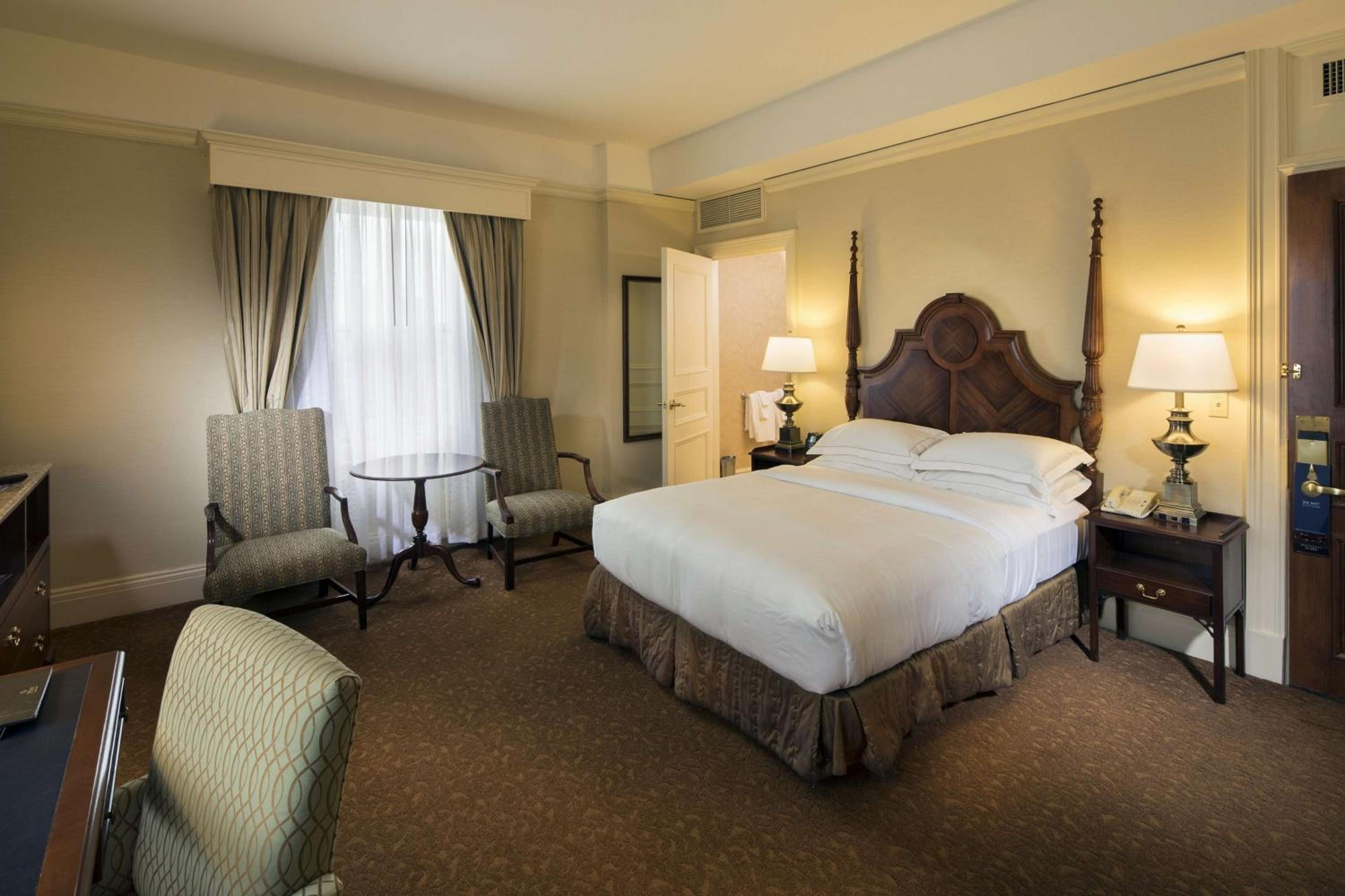 Deluxe King Suite photo 3
