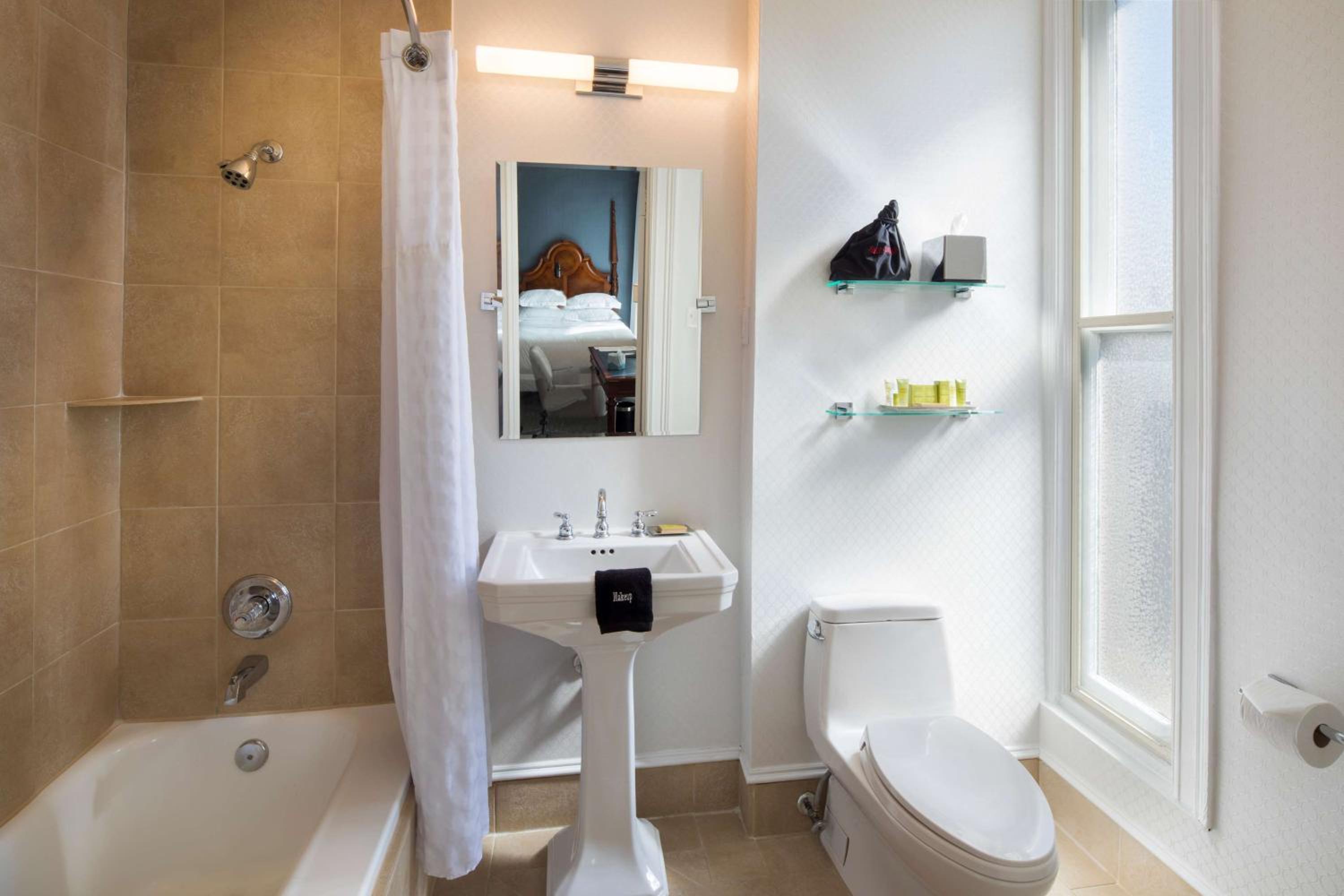 Deluxe King Suite photo 2