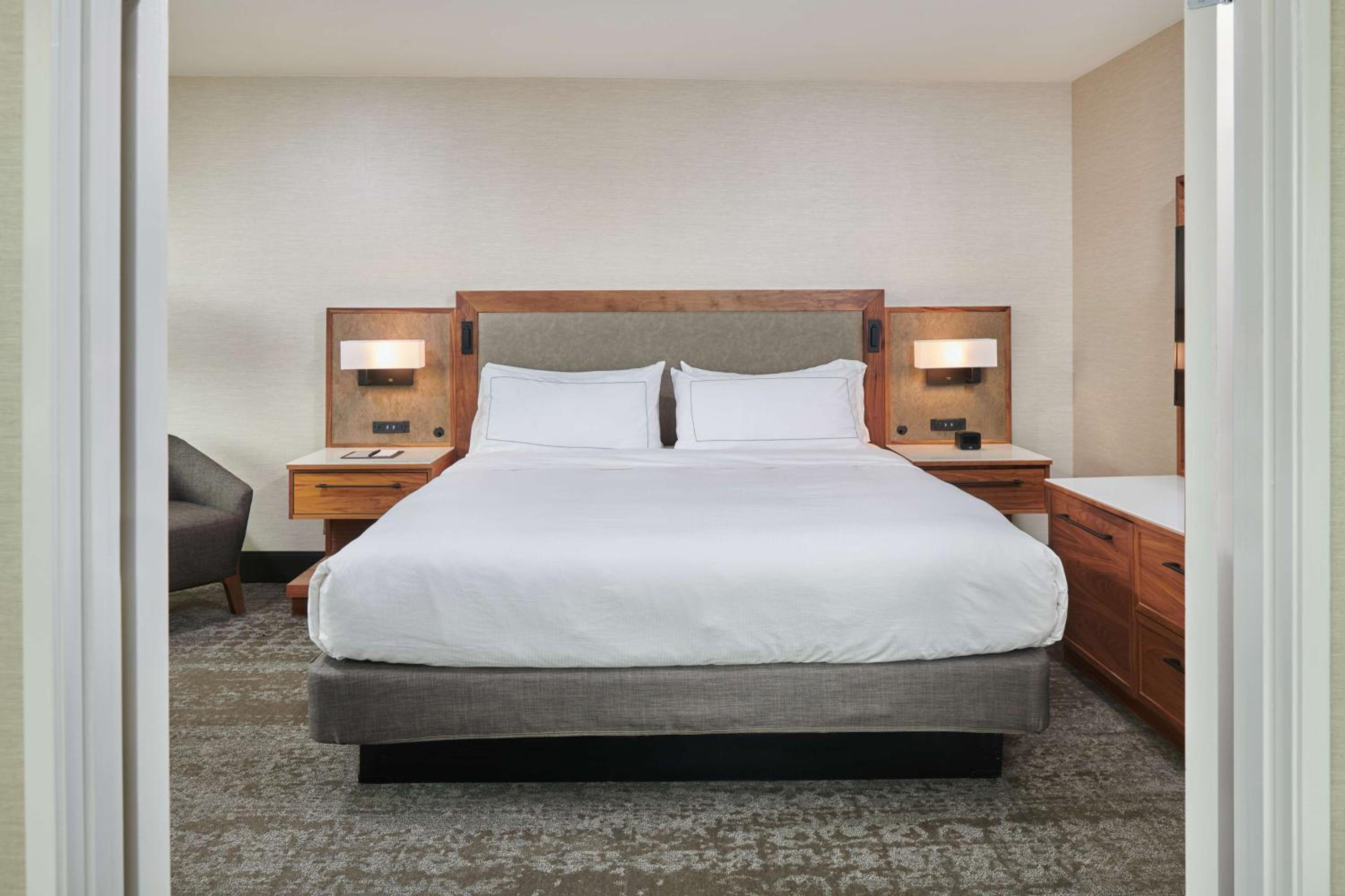 One-Bedroom King Suite with Jetted Tub