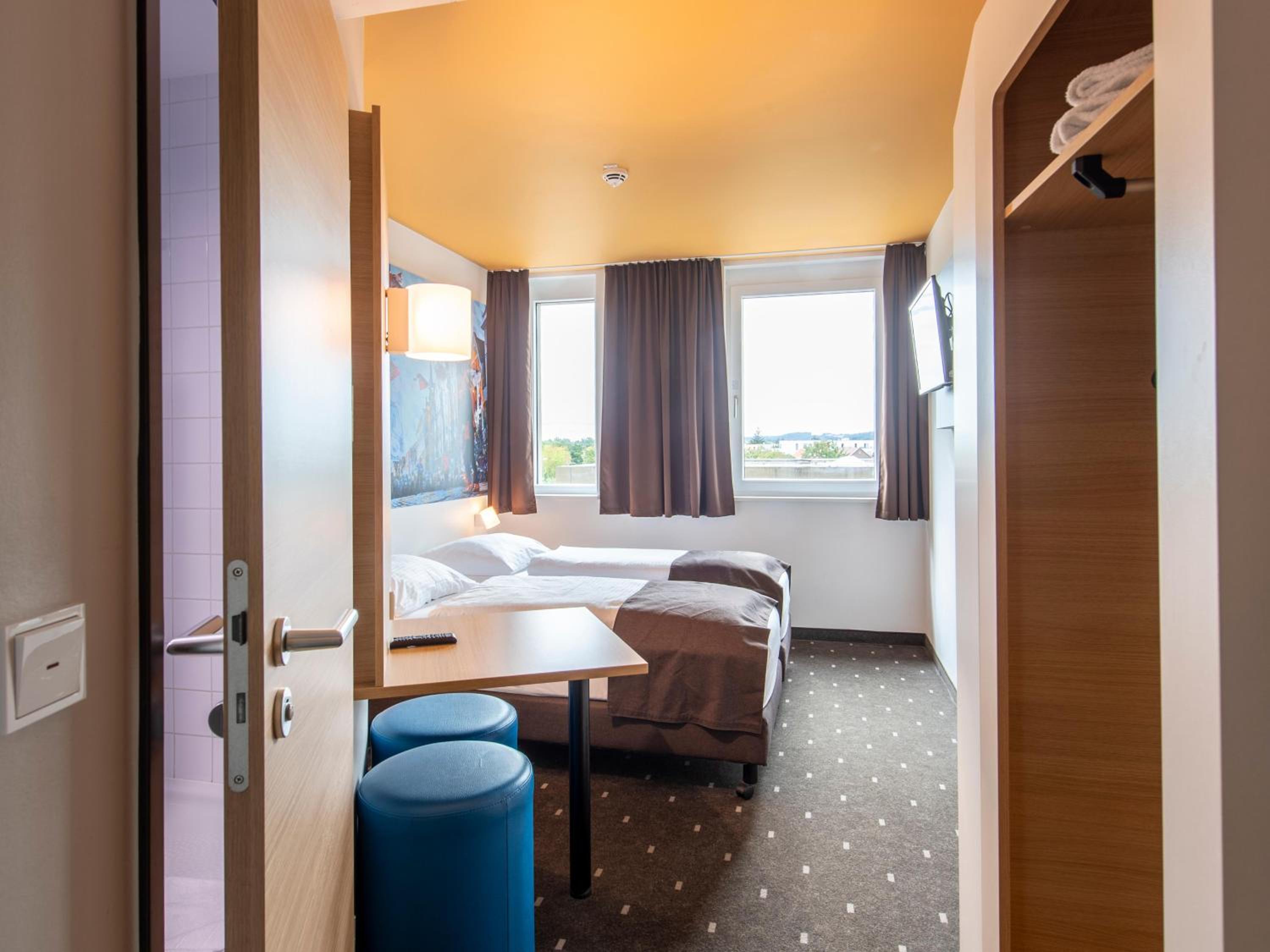 Twin Room - Photo 8