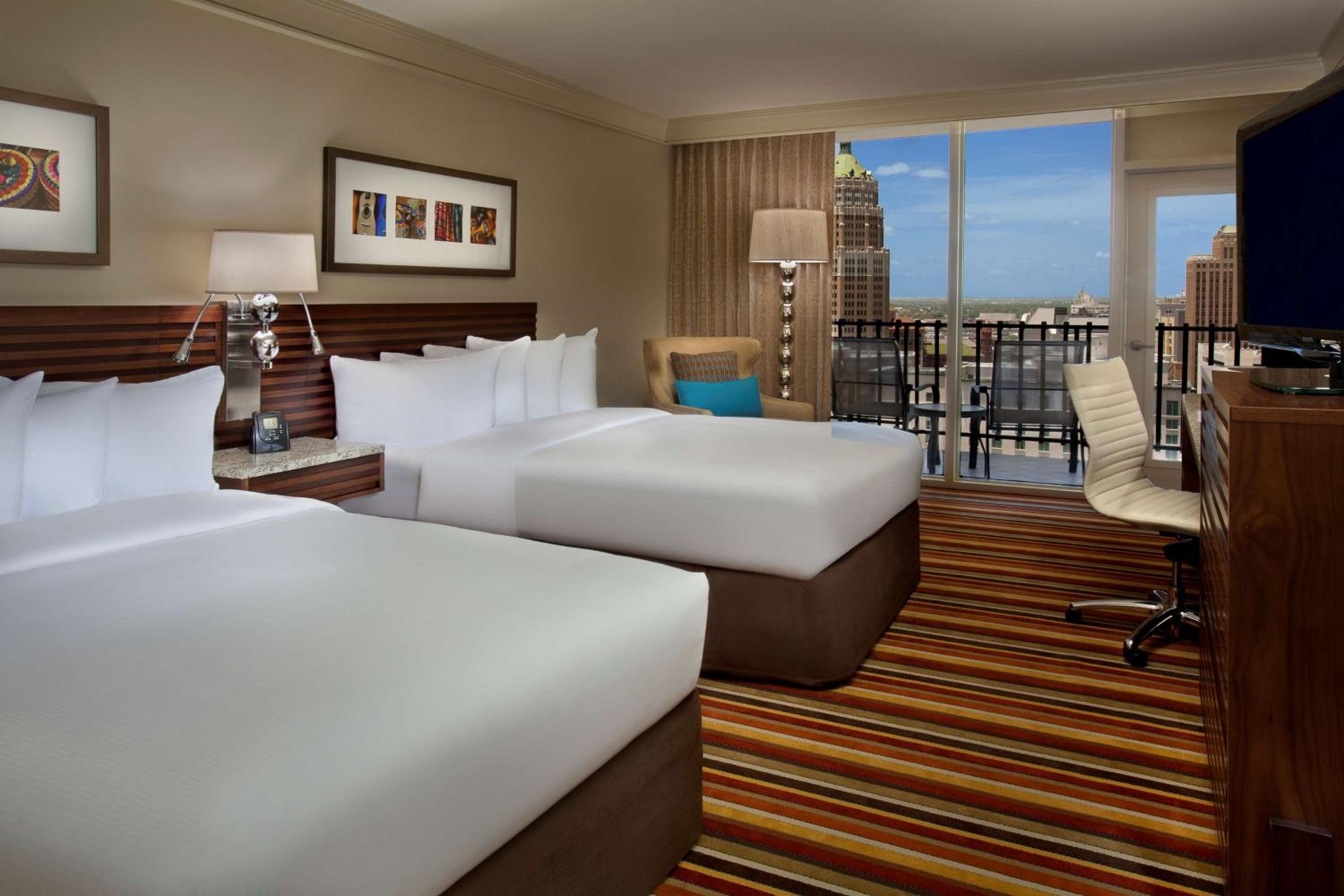 Double Room with Two Double Beds and River View - Photo 3