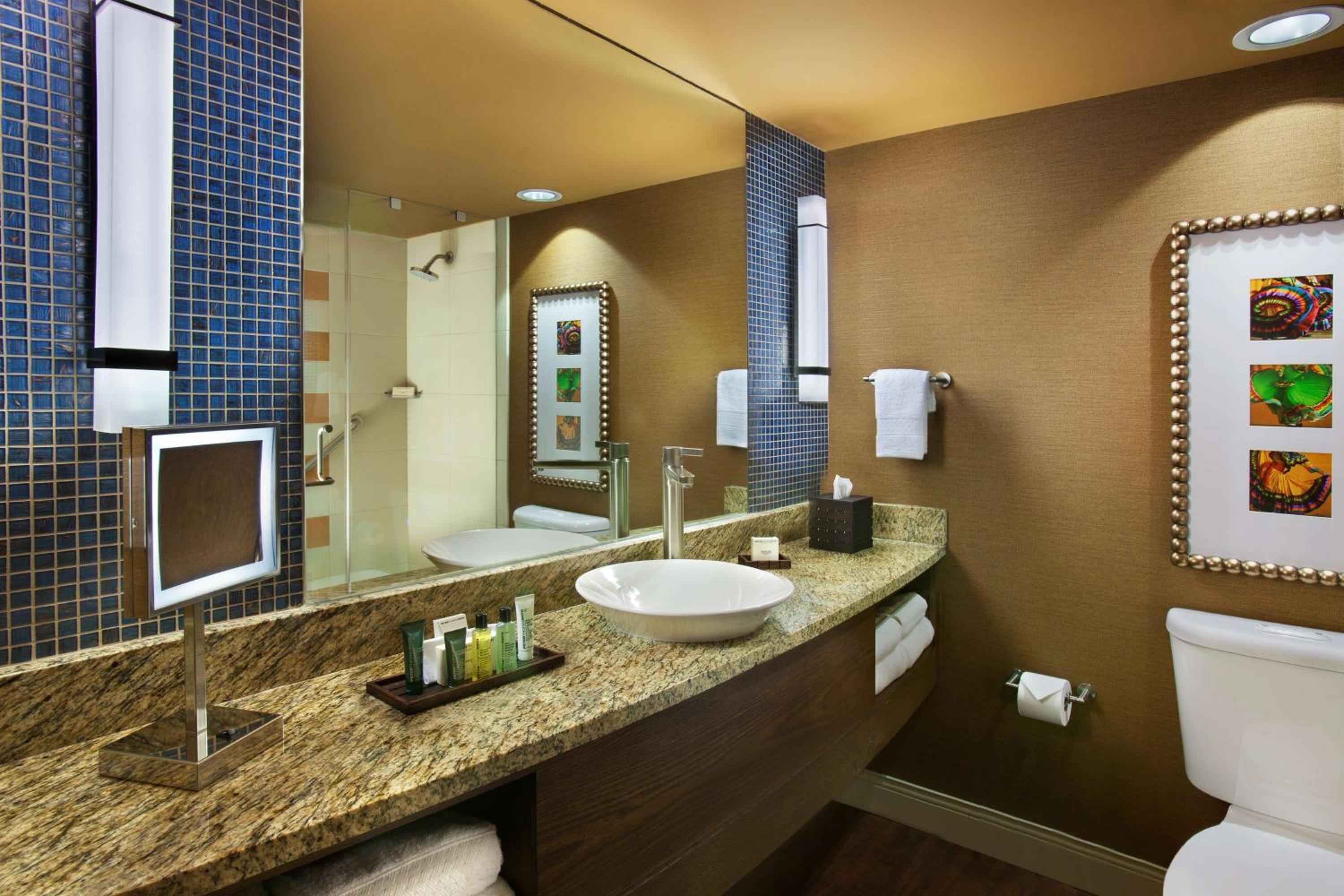 Double Room with Two Double Beds and River View - Photo 2
