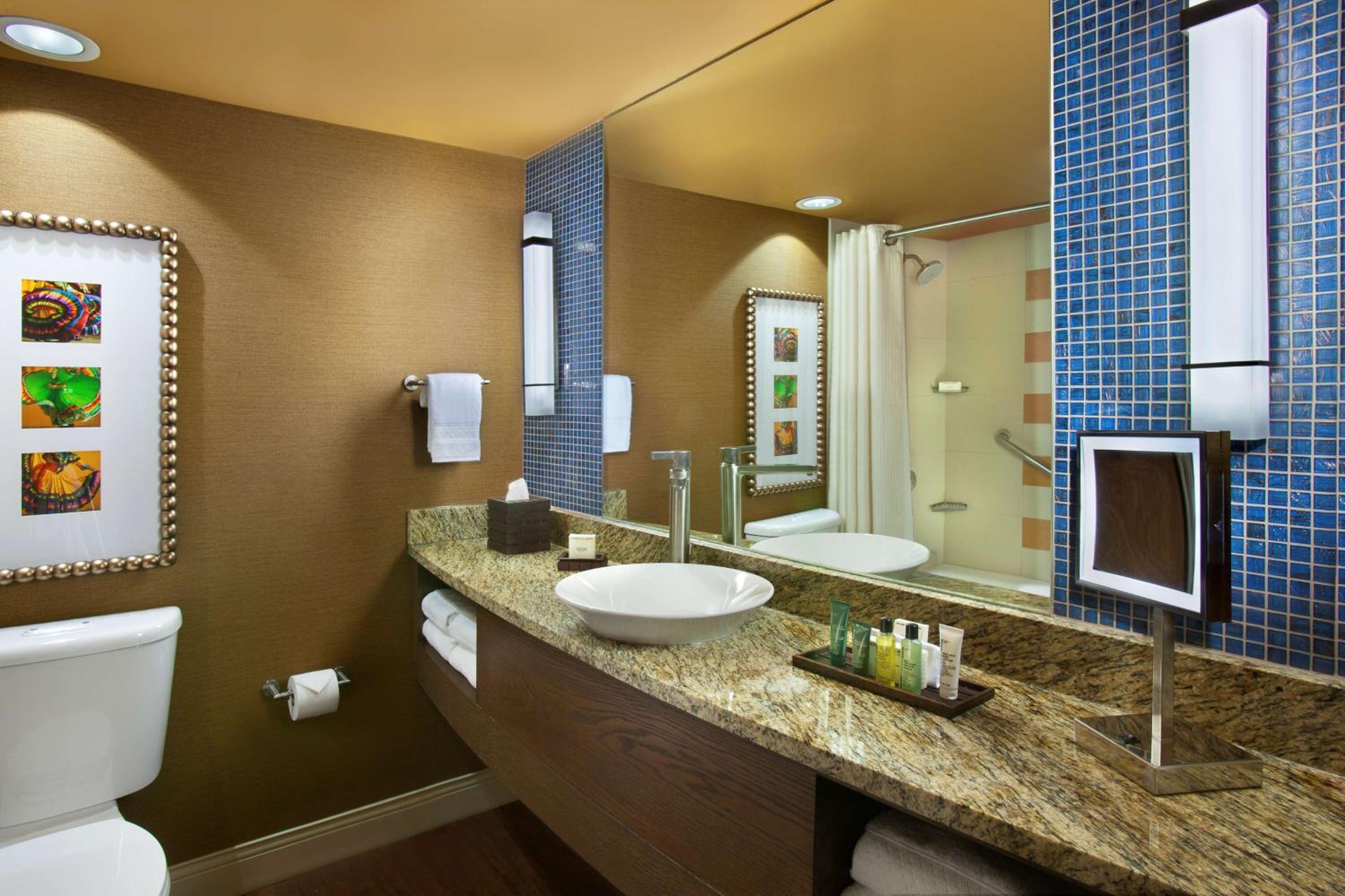 Double Room with Two Double Beds and River View - Photo 4