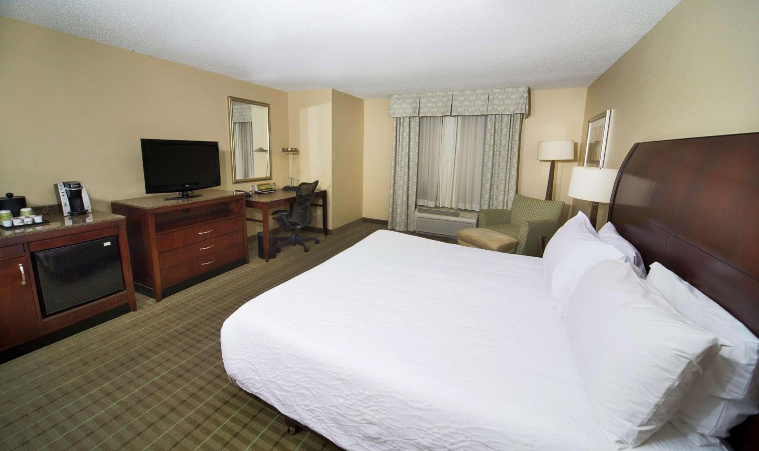 King Room with Tub - Mobility and Hearing Access - Photo 7