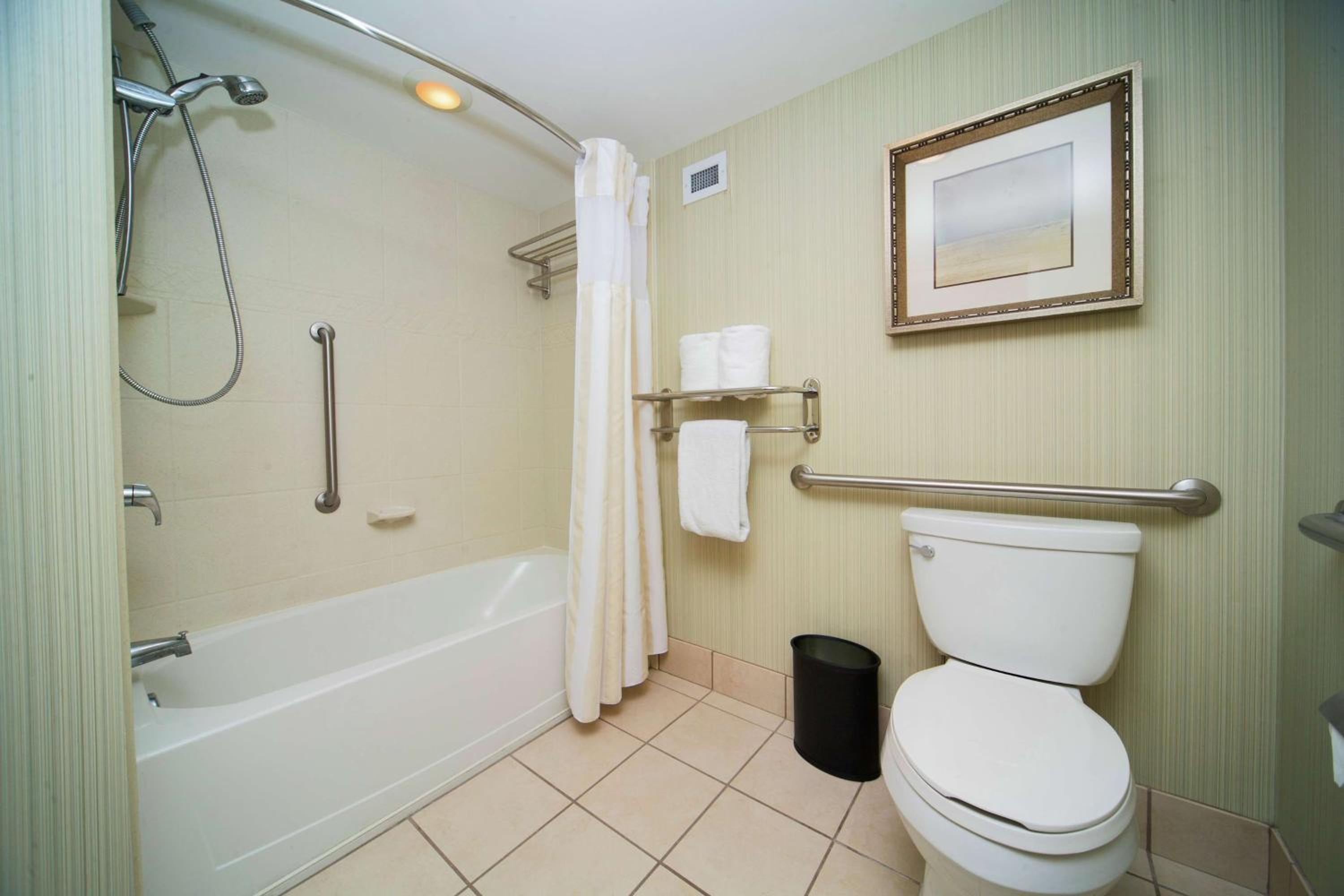 King Room with Tub - Mobility and Hearing Access - Photo 3