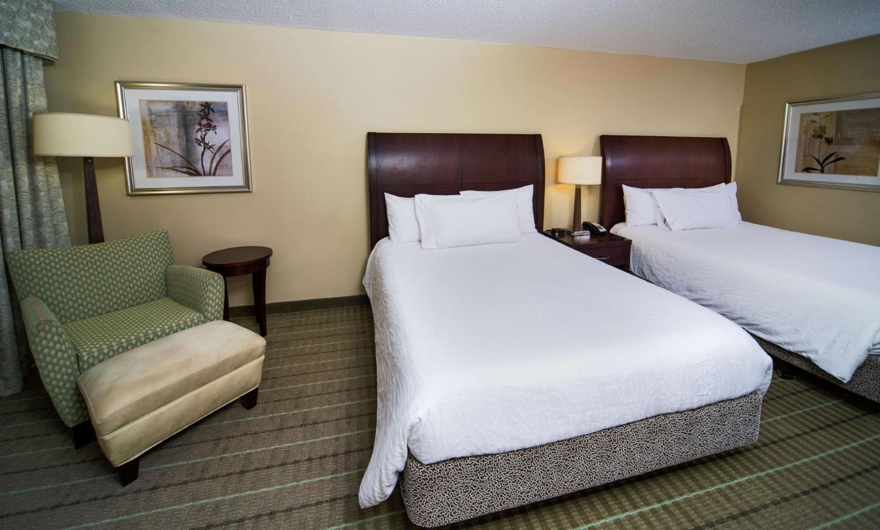 Queen Room with Two Queen Beds - Photo 4