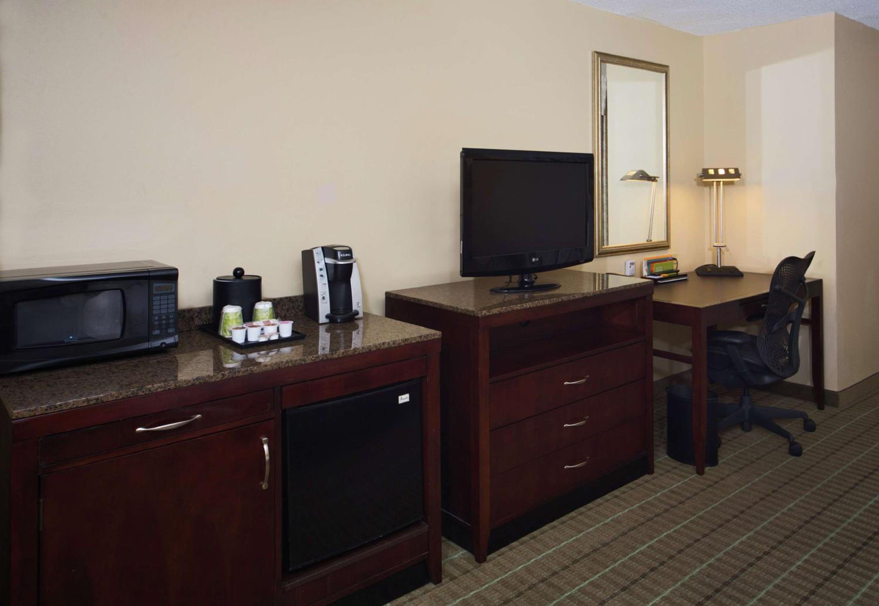 King Room with Tub - Mobility and Hearing Access - Photo 2