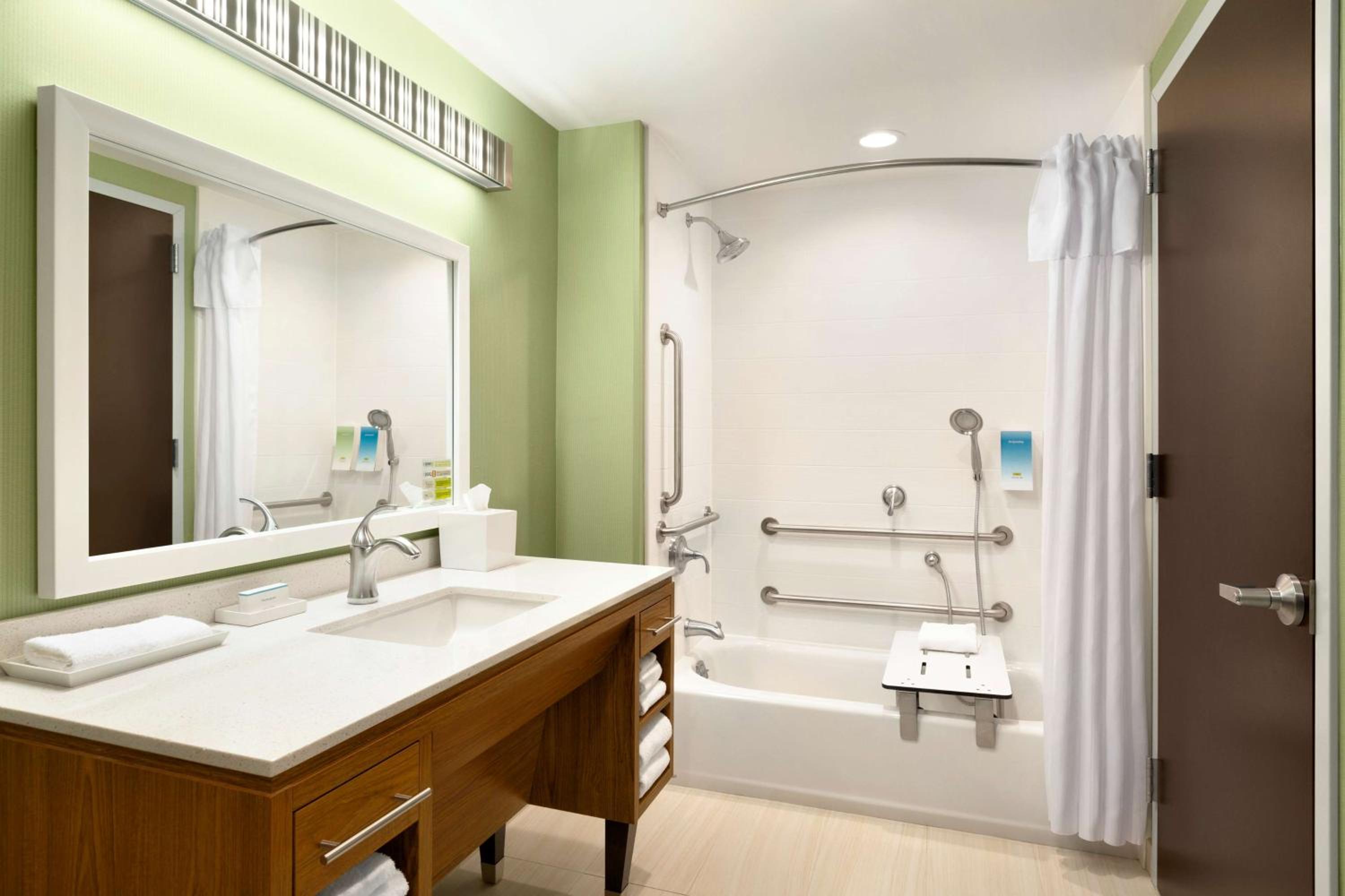King Suite - Mobility Access/Non-Smoking photo 2