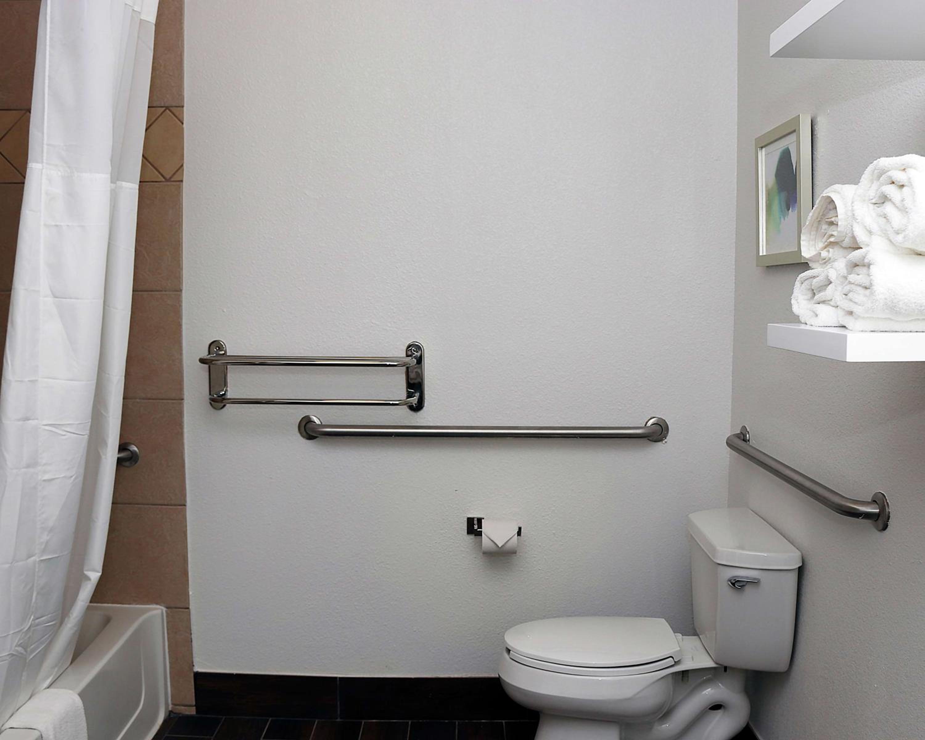 King Room with Accessible Tub - Mobility and Hearing Access/Non-Smoking - Photo 3
